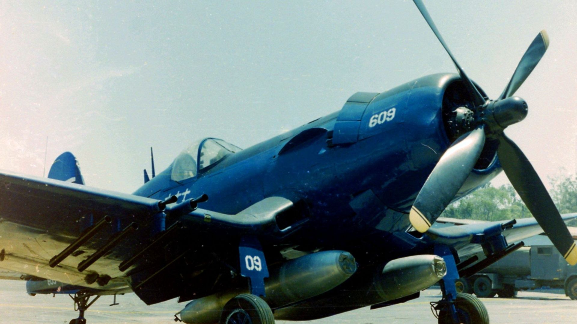File:Chance vought corsair f4u-5n FAH-609.jpg