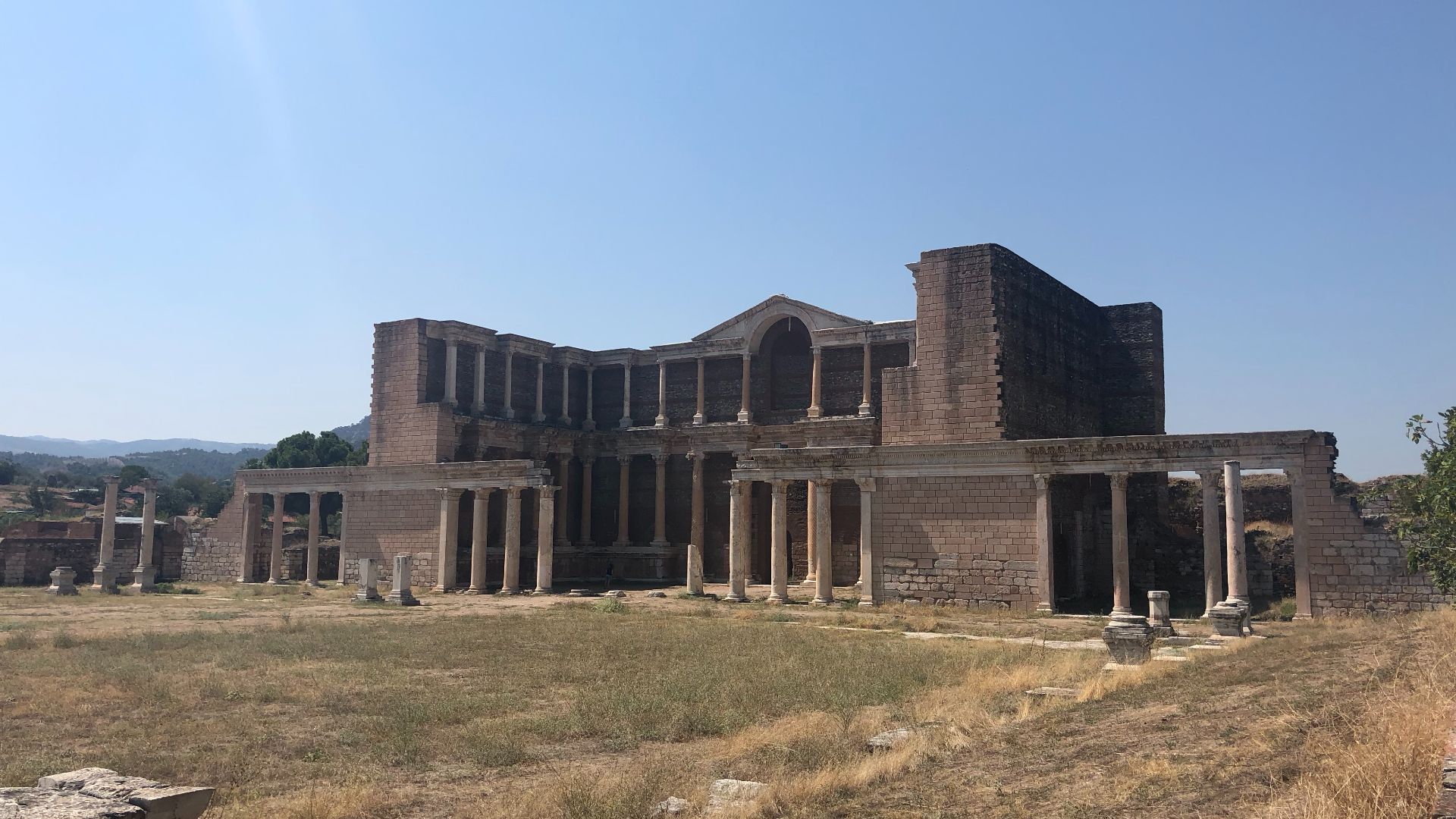 File:Greek gymnasium in Sardes from the side.jpg