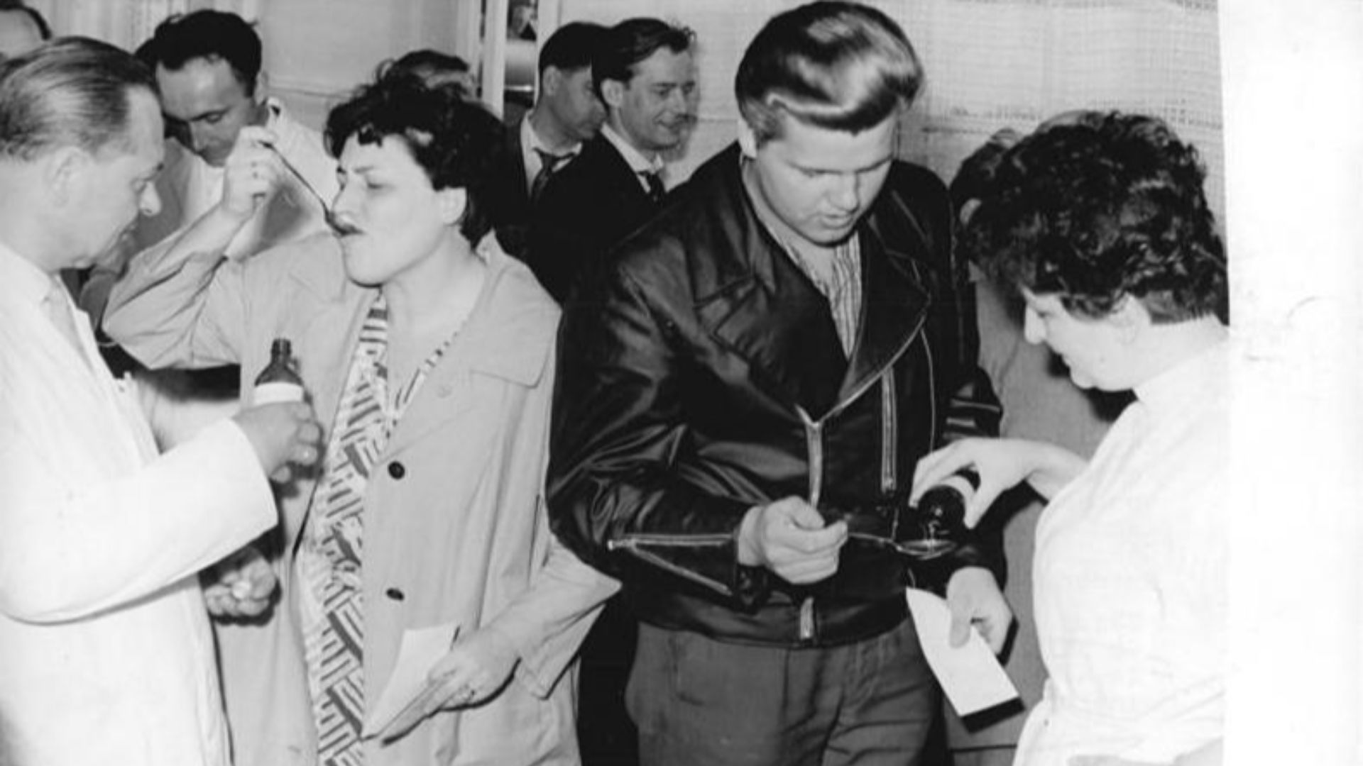 File:Bundesarchiv Bild 183-92498-0001, Berlin, Ruhrepedemie, Impfung.jpg