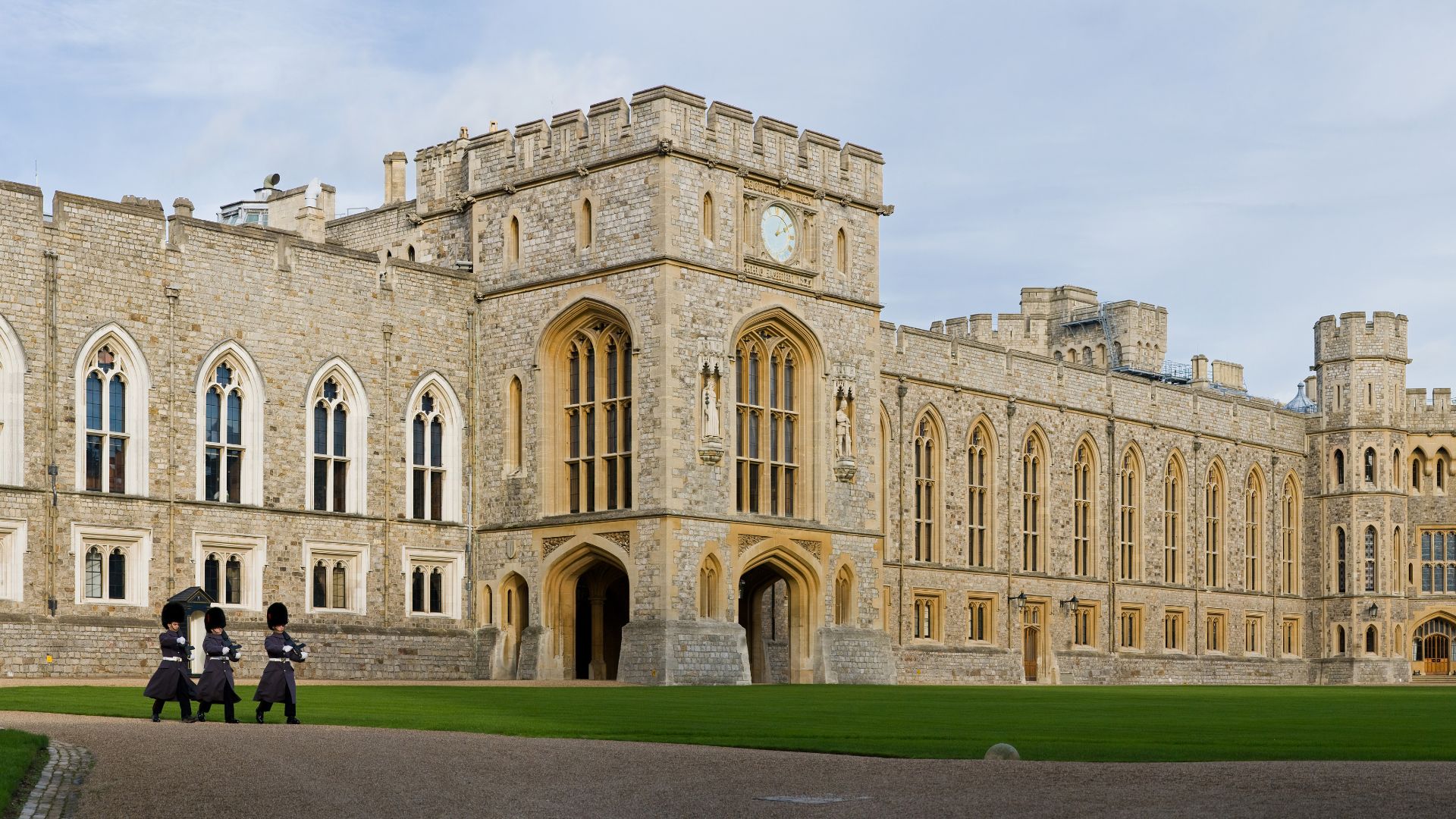 File:Windsor Castle Upper Ward Quadrangle 2 - Nov 2006.jpg