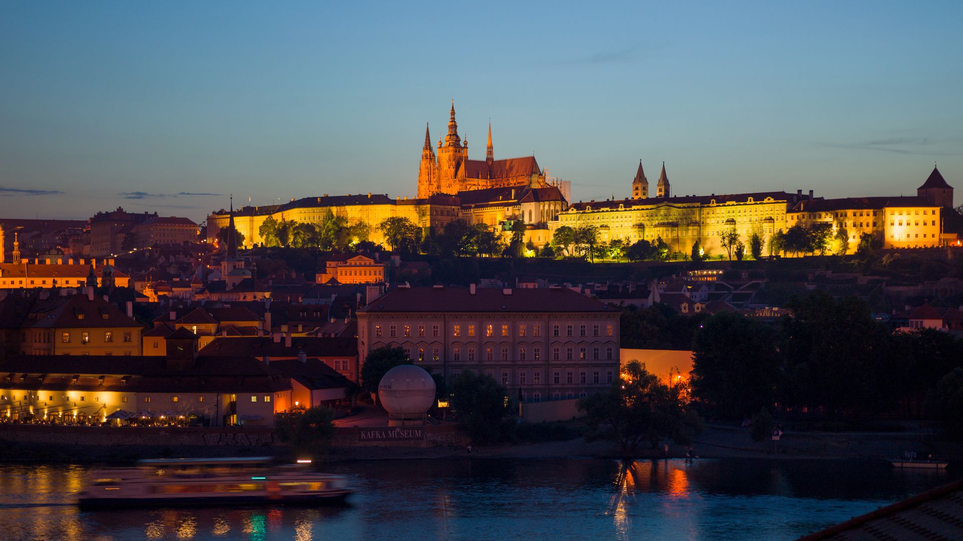 File:Czech-2013-Prague-Prague Castle at dusk.jpg