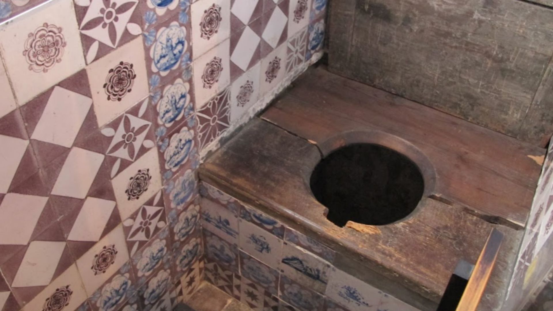 File:Toilet in Rosenborg Castle Copenhagen.jpg