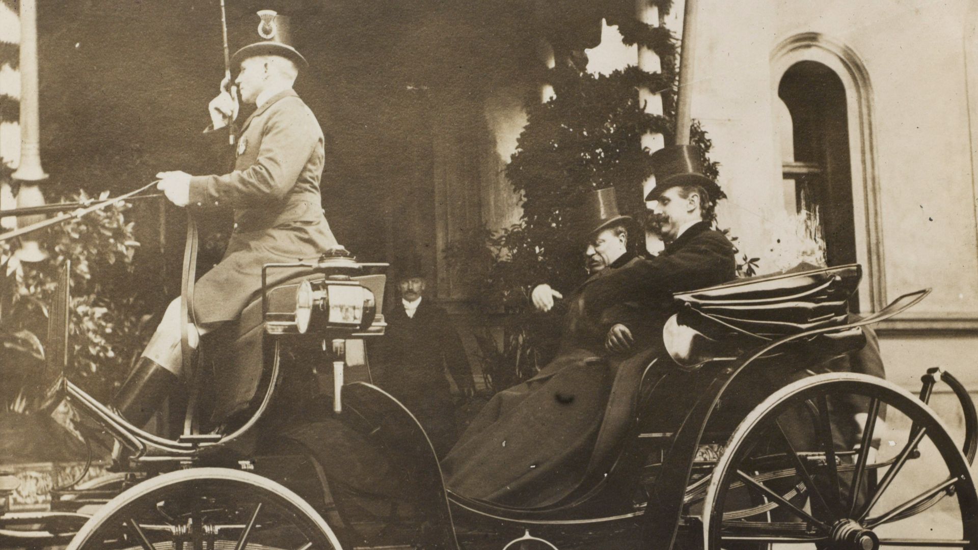 File:King Haakon and Col. Roosevelt in royal carriage leaving the station at Christiania LCCN2013651160.jpg