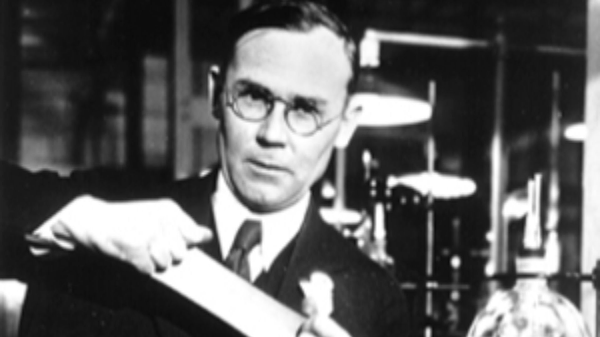 File:Wallace Carothers, in the lab.jpg