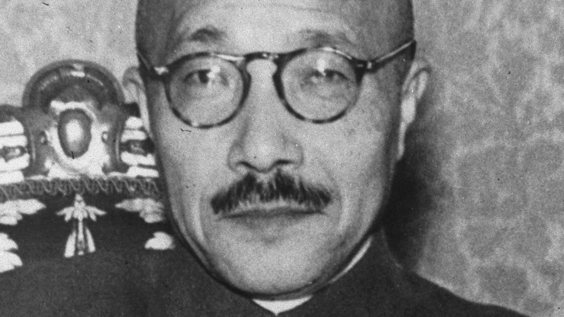 File:Hideki Tojo posing.jpg