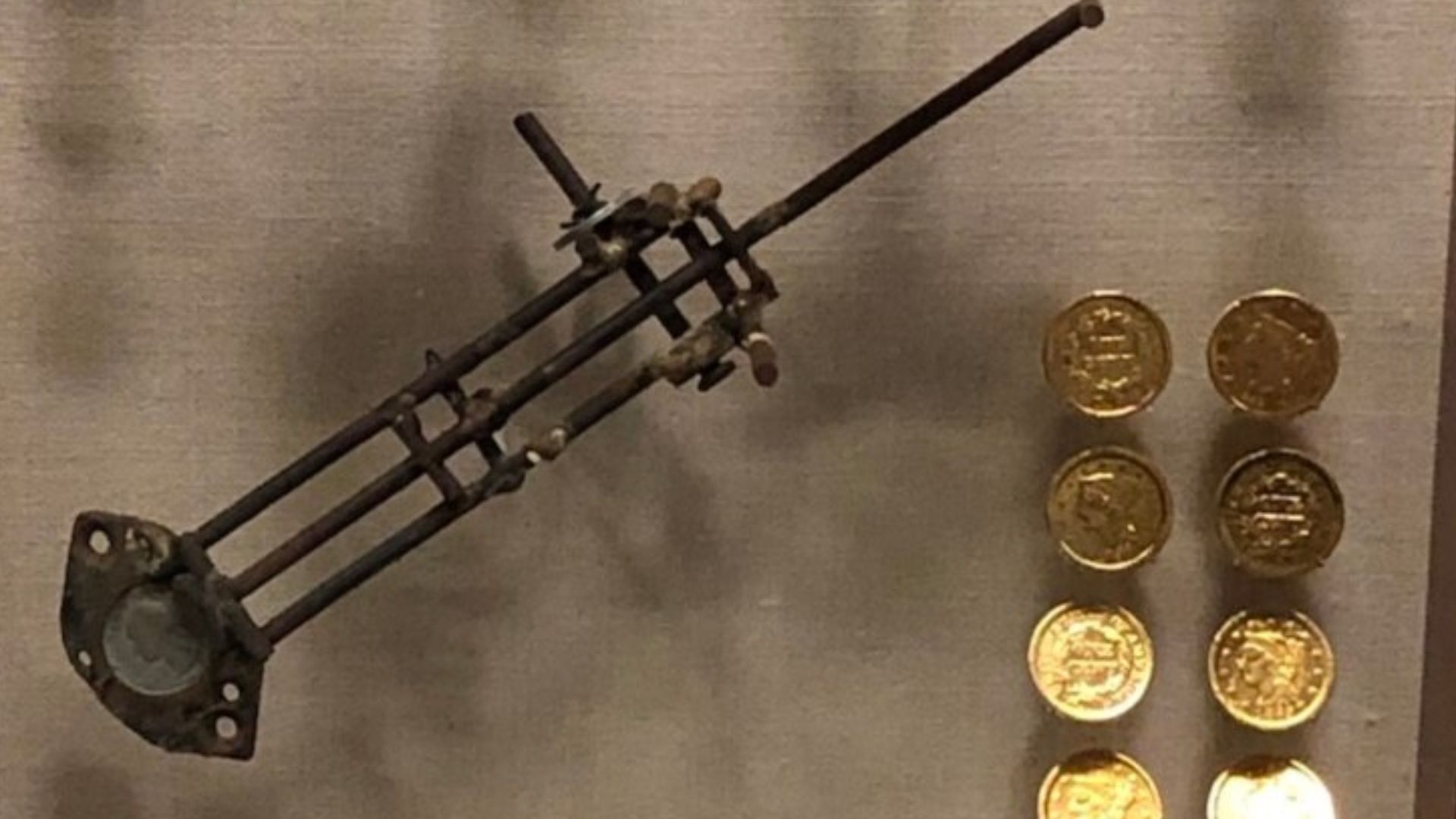 File:Counterfeit equipment and fake $10 gold coins made out of copper pennies on display at the U.S. Secret Service Museum.jpg