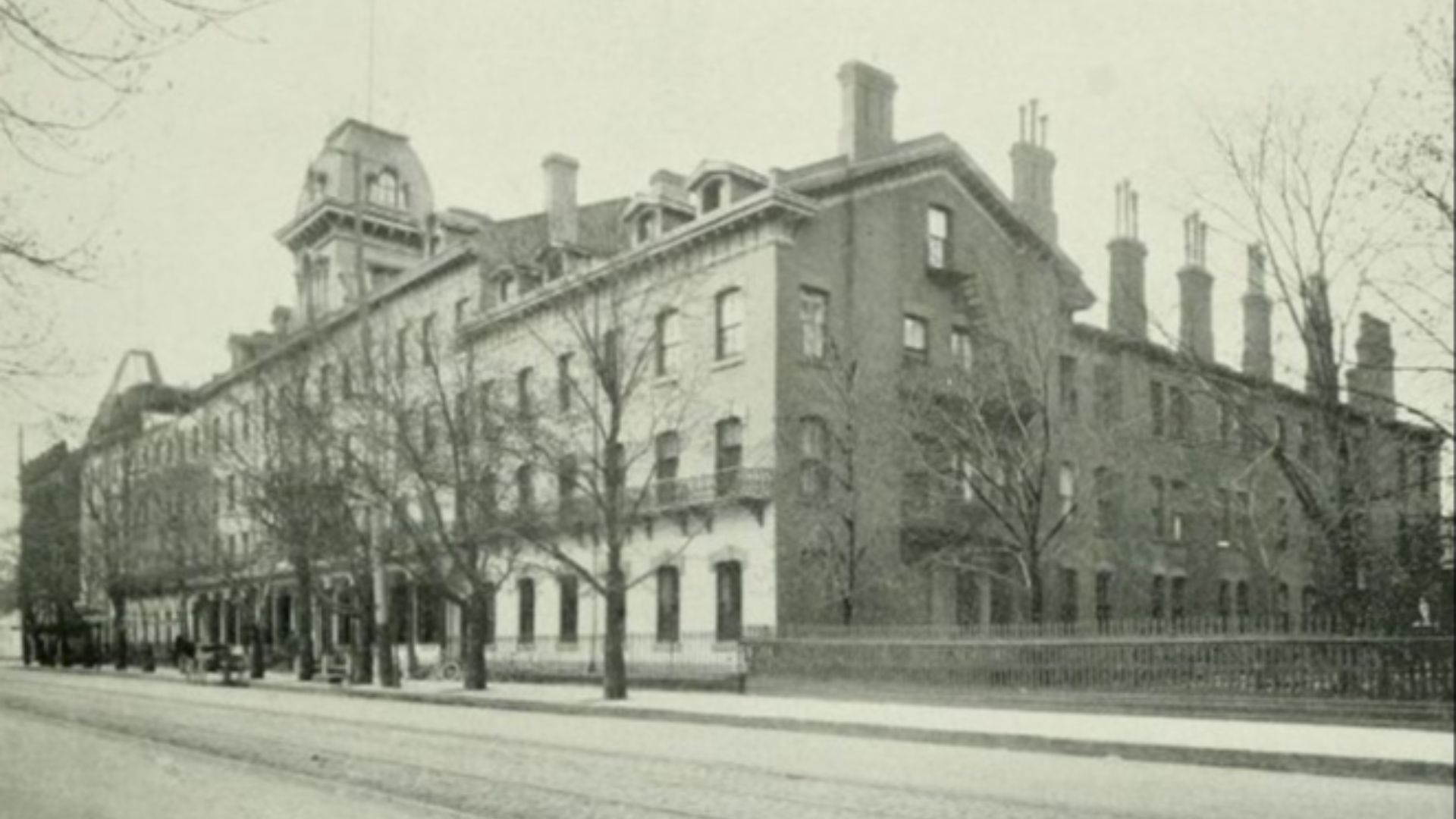 File:Queen's Hotel, Front Street Toronto.jpg