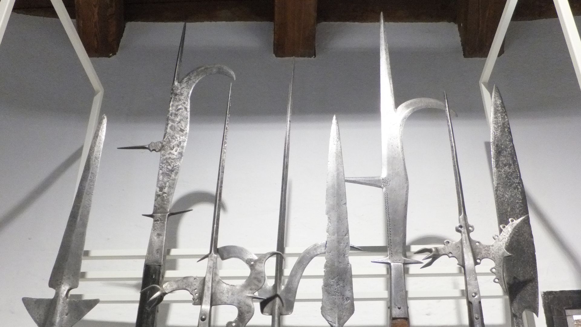 File:Museo della Guerra - Armi ad asta 2.jpg