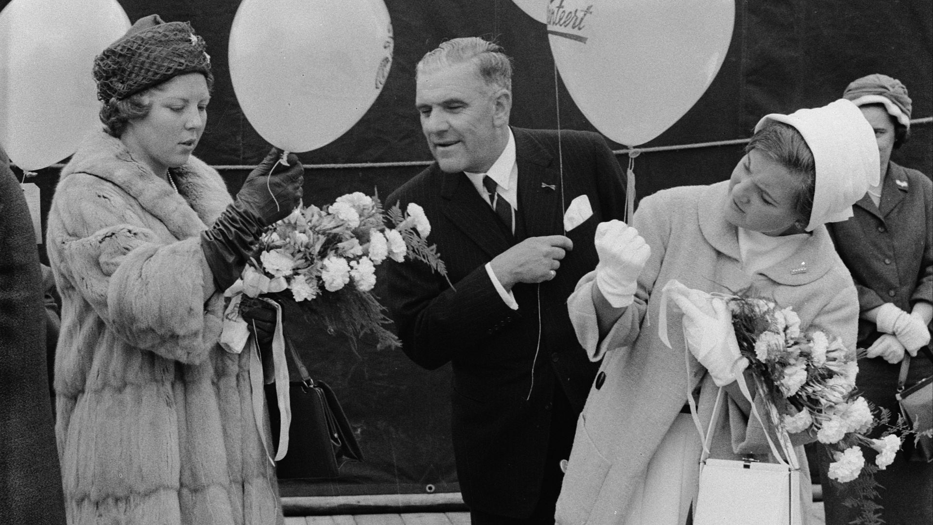 File:Oesterfeest in Ierseke Oplaten van ballonnen, Bestanddeelnr 912-9049.jpg