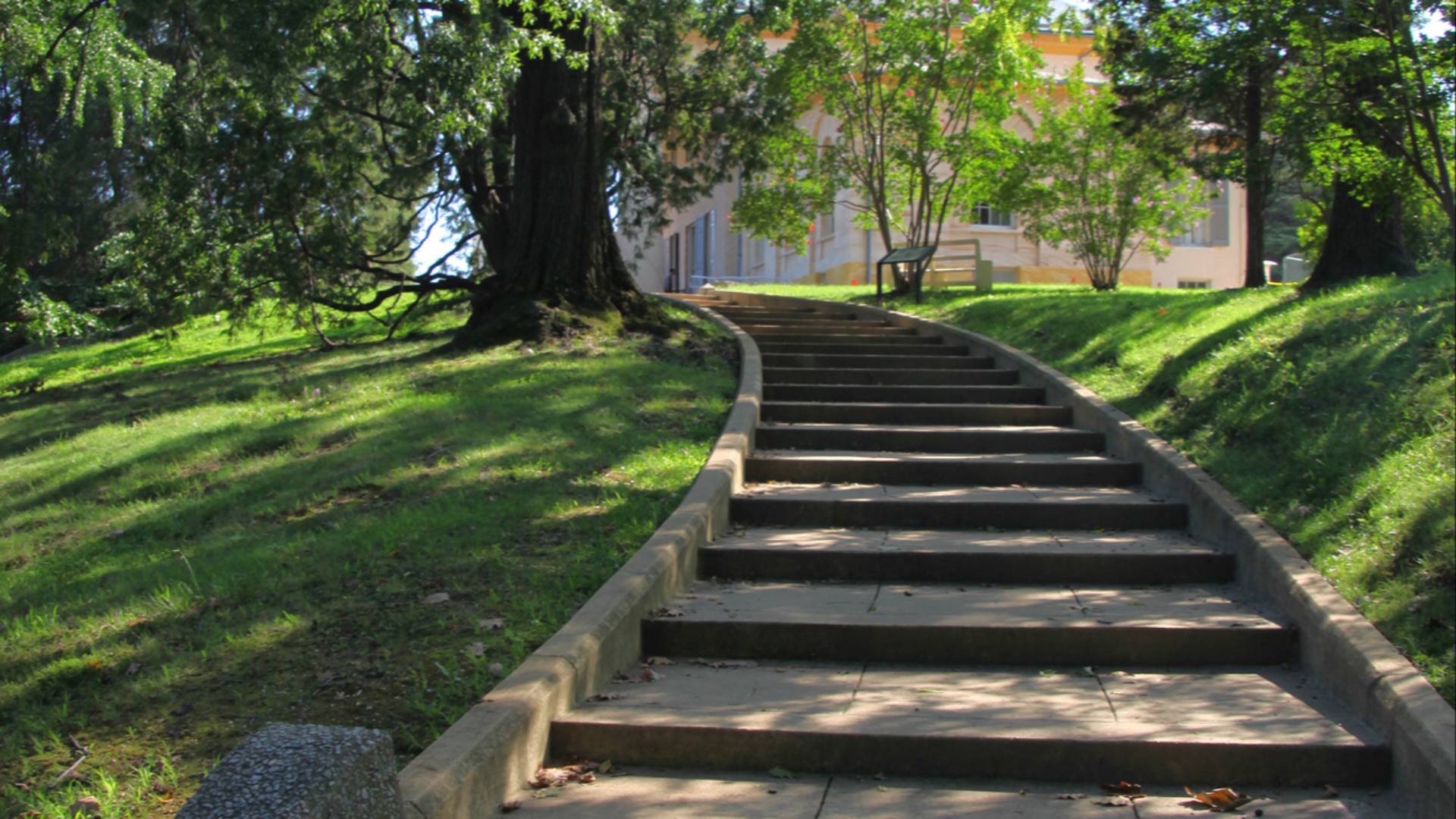 File:Arlington National Cemetery - looking W up Custis Walk at Arlington House 2 - 2011.jpg