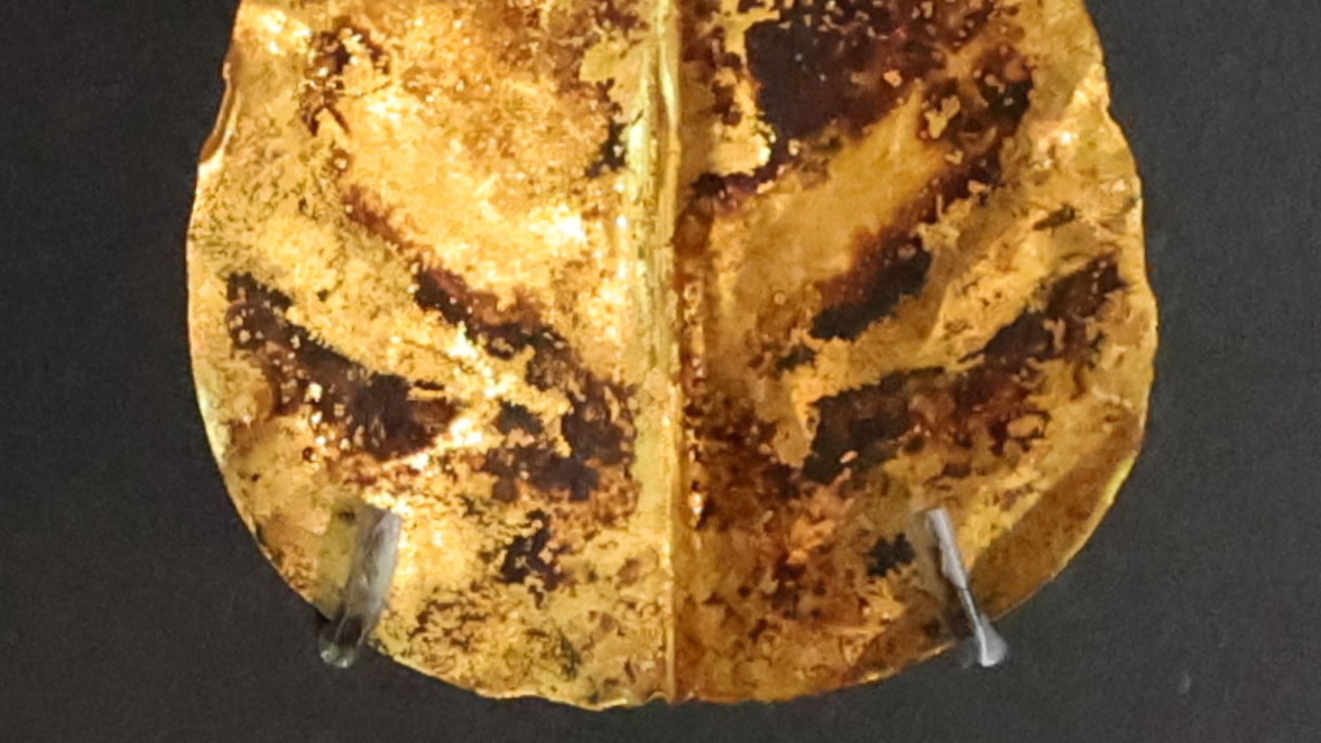 File:Gold tongue amulet hawara.JPG