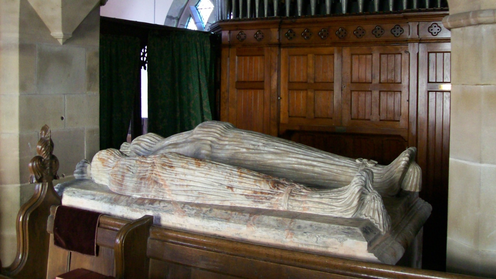 File:Shrouded effigies,St Edmund, Fenny Bentley 2.jpg