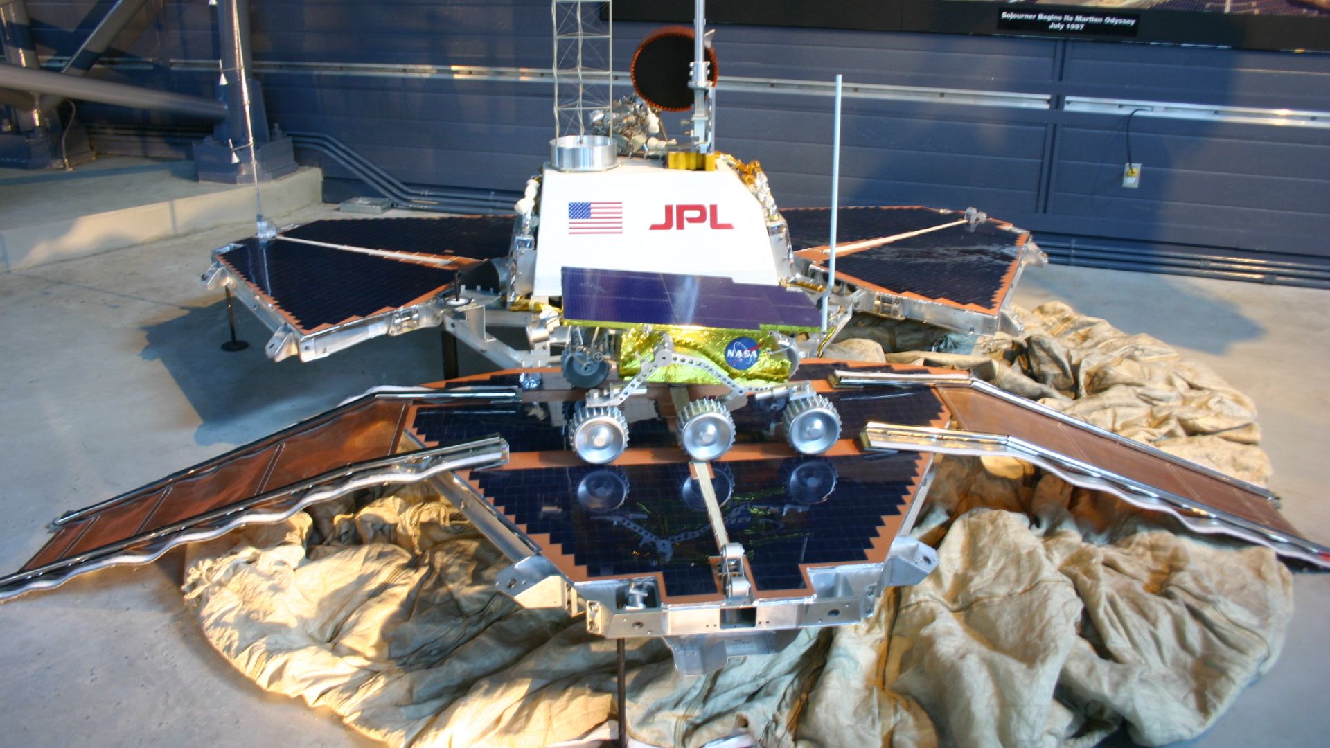File:Model of the Mars Pathfinder Lander and Sojourner Rover Taken at the National Air and Space Museum Steven F. Udvar-Hazy Center- 3732029393 4e641bbe00 o.jpg