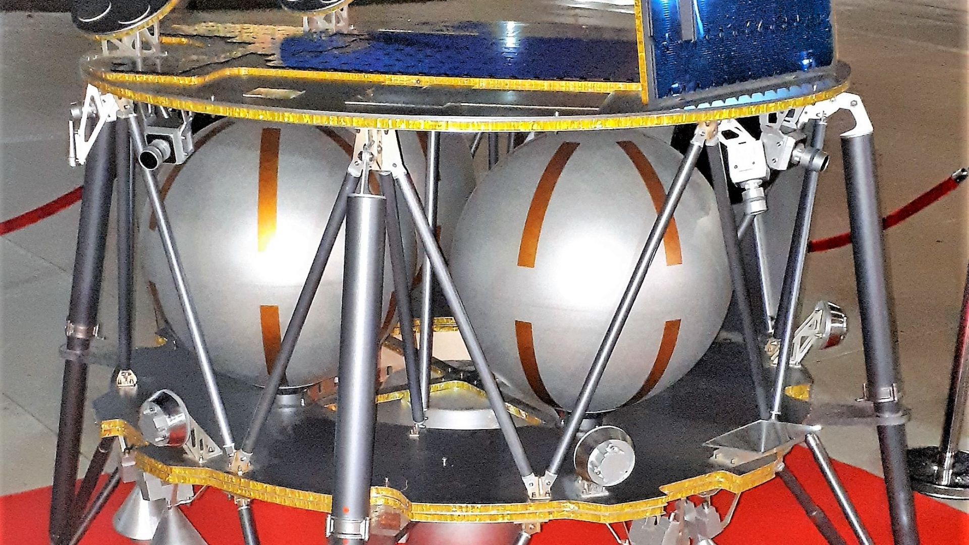 File:Beresheet model on Habima Square 20190222 03.jpg