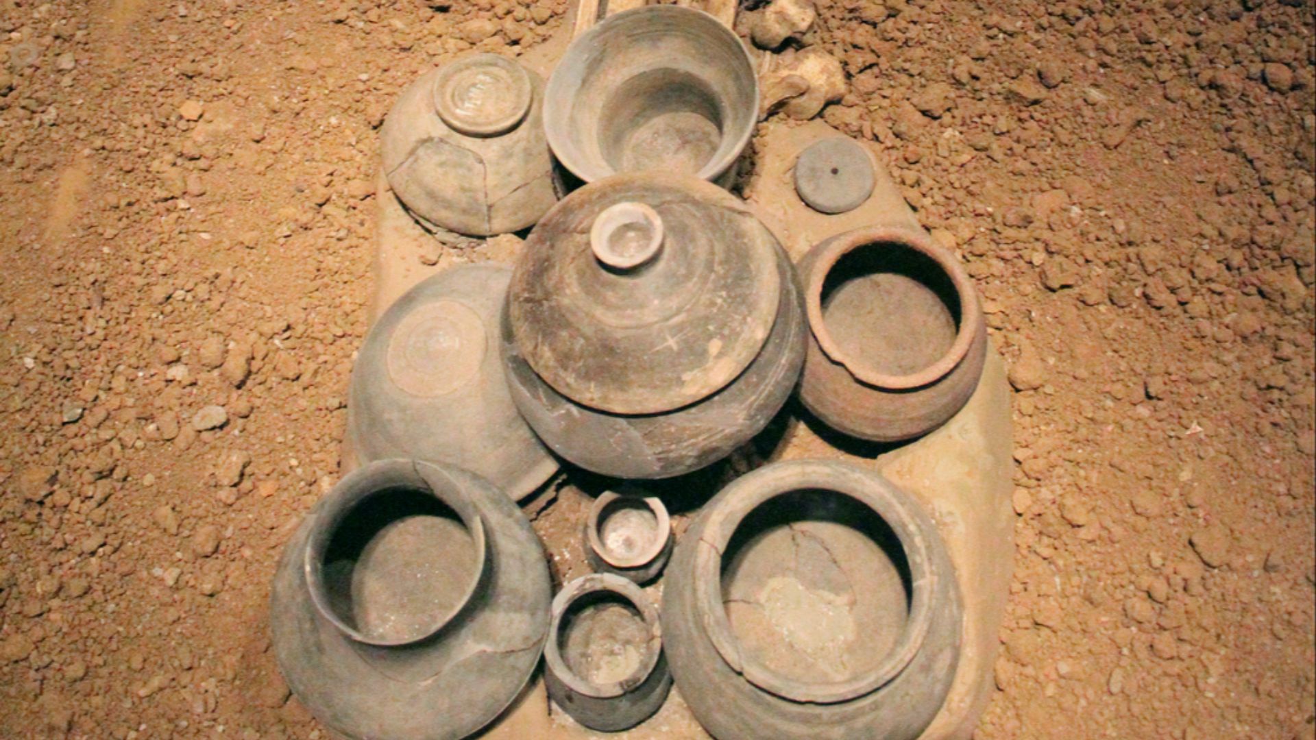 File:Qujialing Culture Skeleton & Burial Vessels.jpg