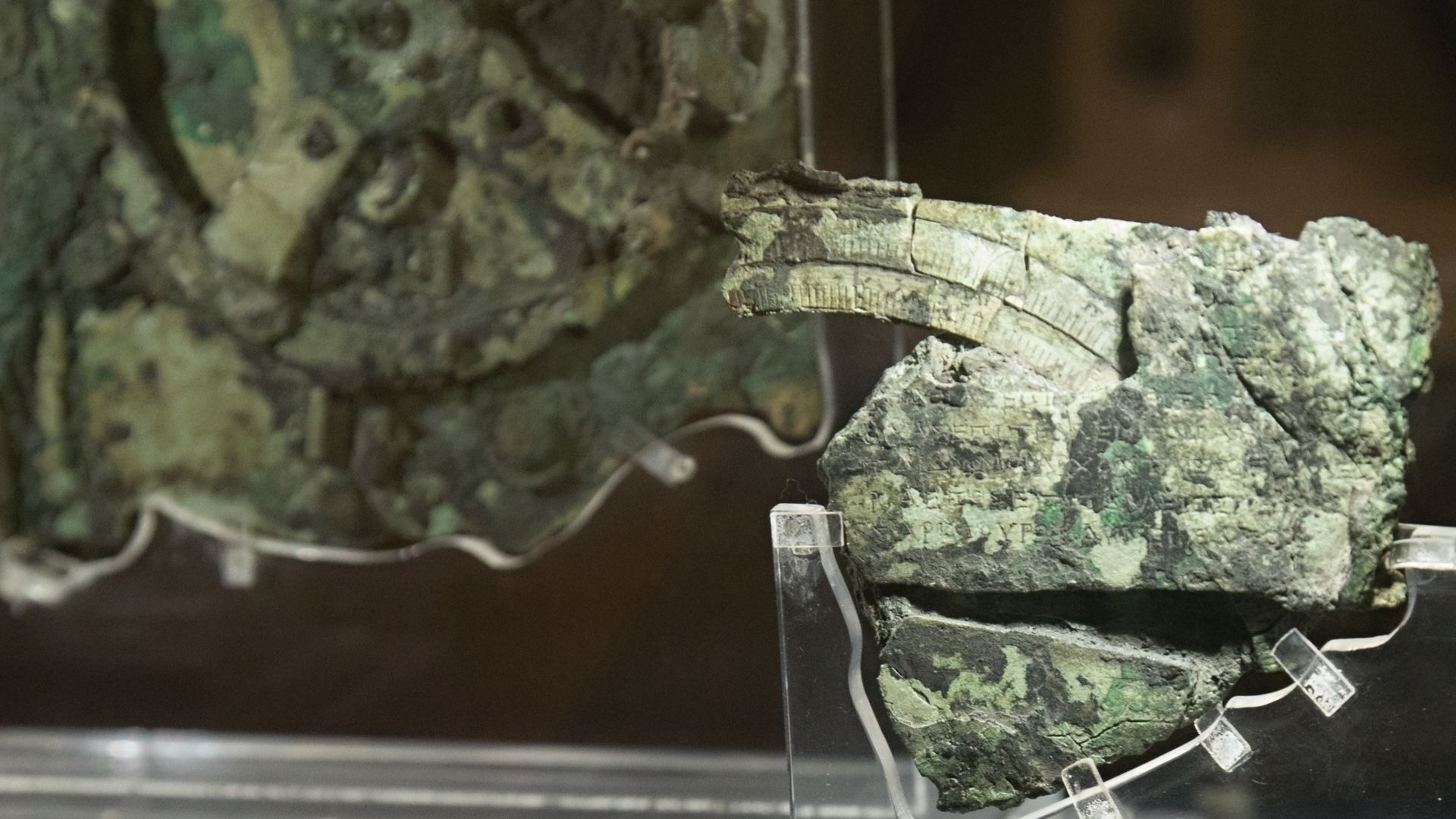 File:Mechanism of Antikythera, 150-100 BC, NAMA, 191434.jpg