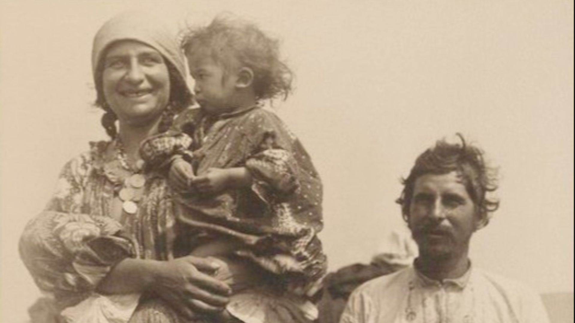 File:Gypsy-family-at-ellis-island-circa-1905-nypl.jpg