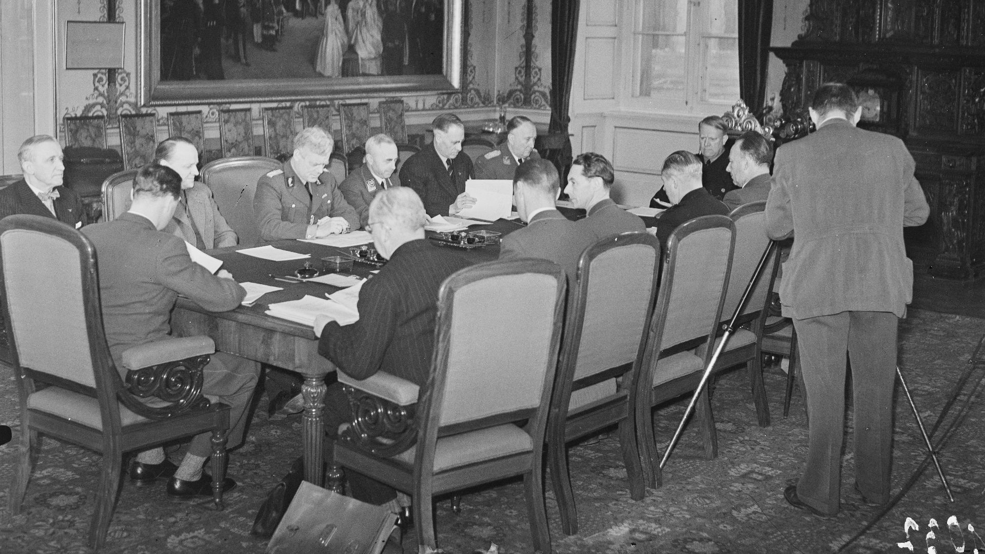 File:Fo60000002029308 1942-02-05 1. statsråd under Quisling. Slottet Oslo Norway. Irgens Hustad Riisnæs Lunde Stang Blehr Fuglesang Prydz Lippestad Lie Skancke Fretheim Hagelin. NS glassplates. digitalarkivet.no Riksarkivet NTBs krigsarki.jpg