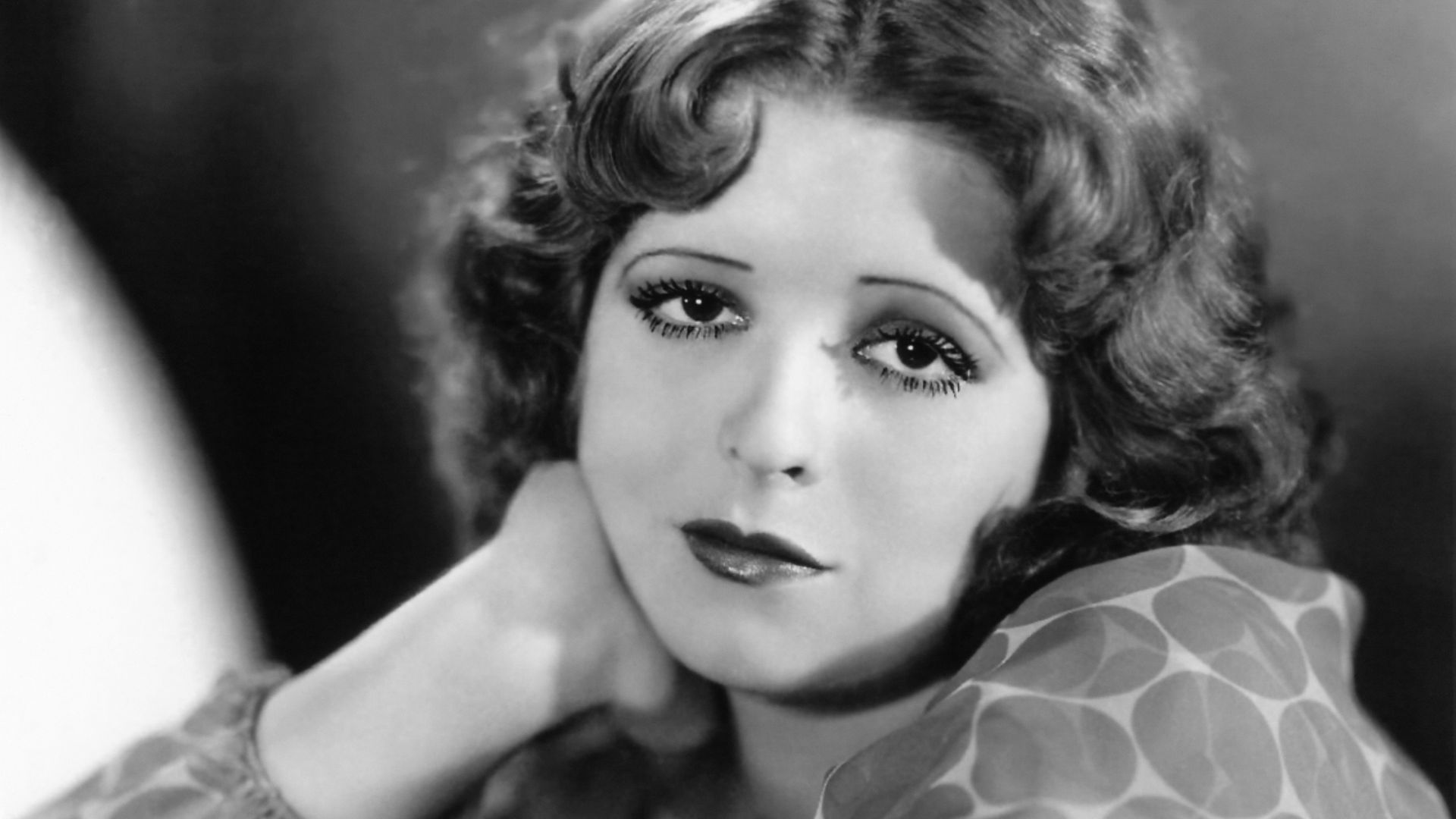File:Clara Bow, grayscale.jpg