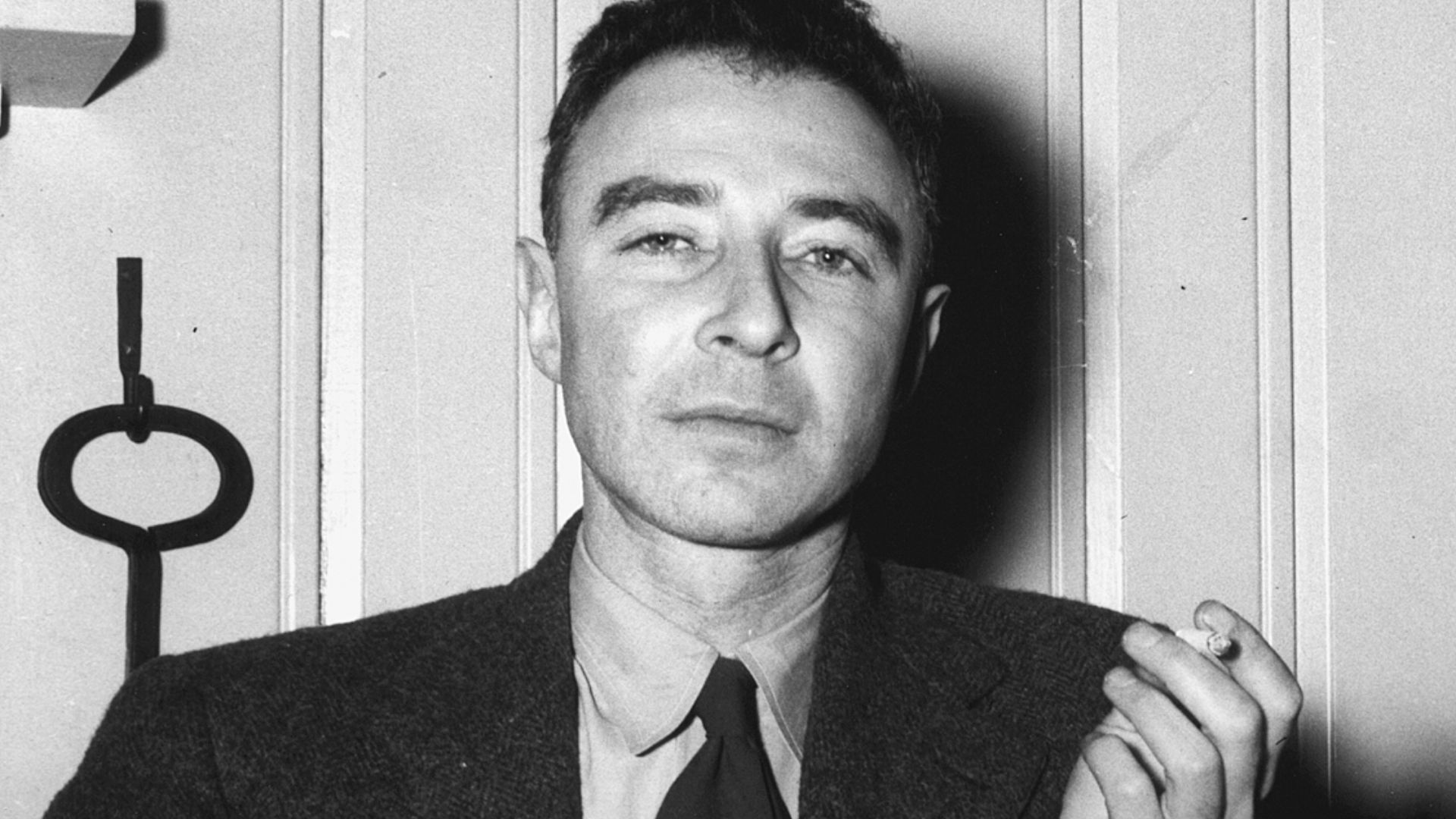 File:J. Robert Oppenheimer at the Guest Lodge, Oak Ridge, in 1946 4.jpg