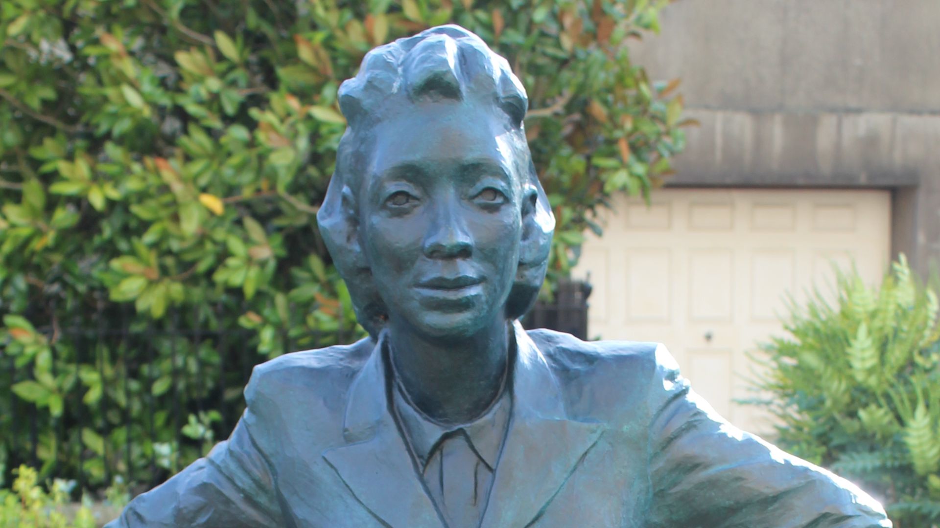 File:Henrietta Lacks statue, Bristol.jpg