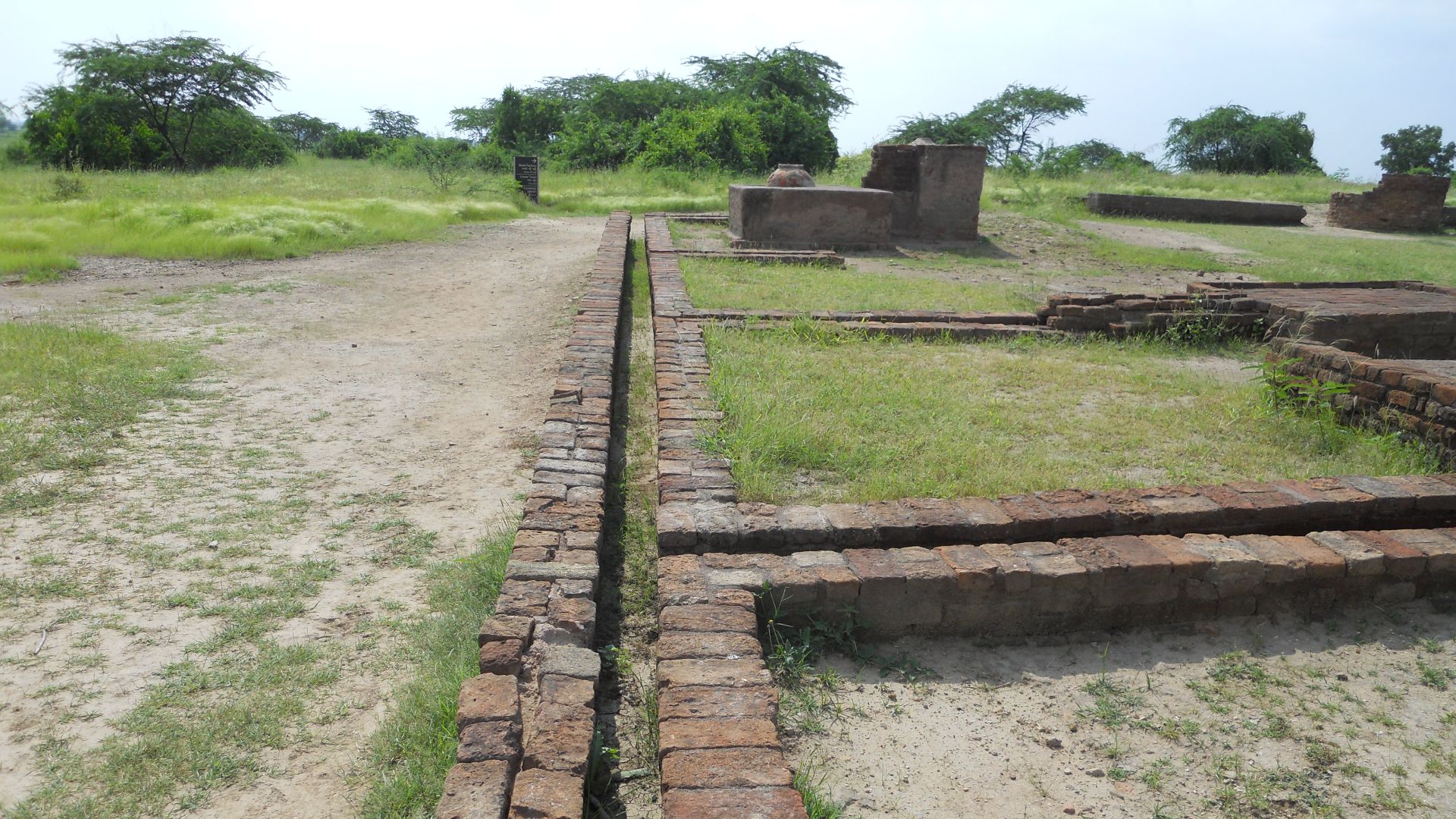 File:The drainage system at Lothal 3.JPG