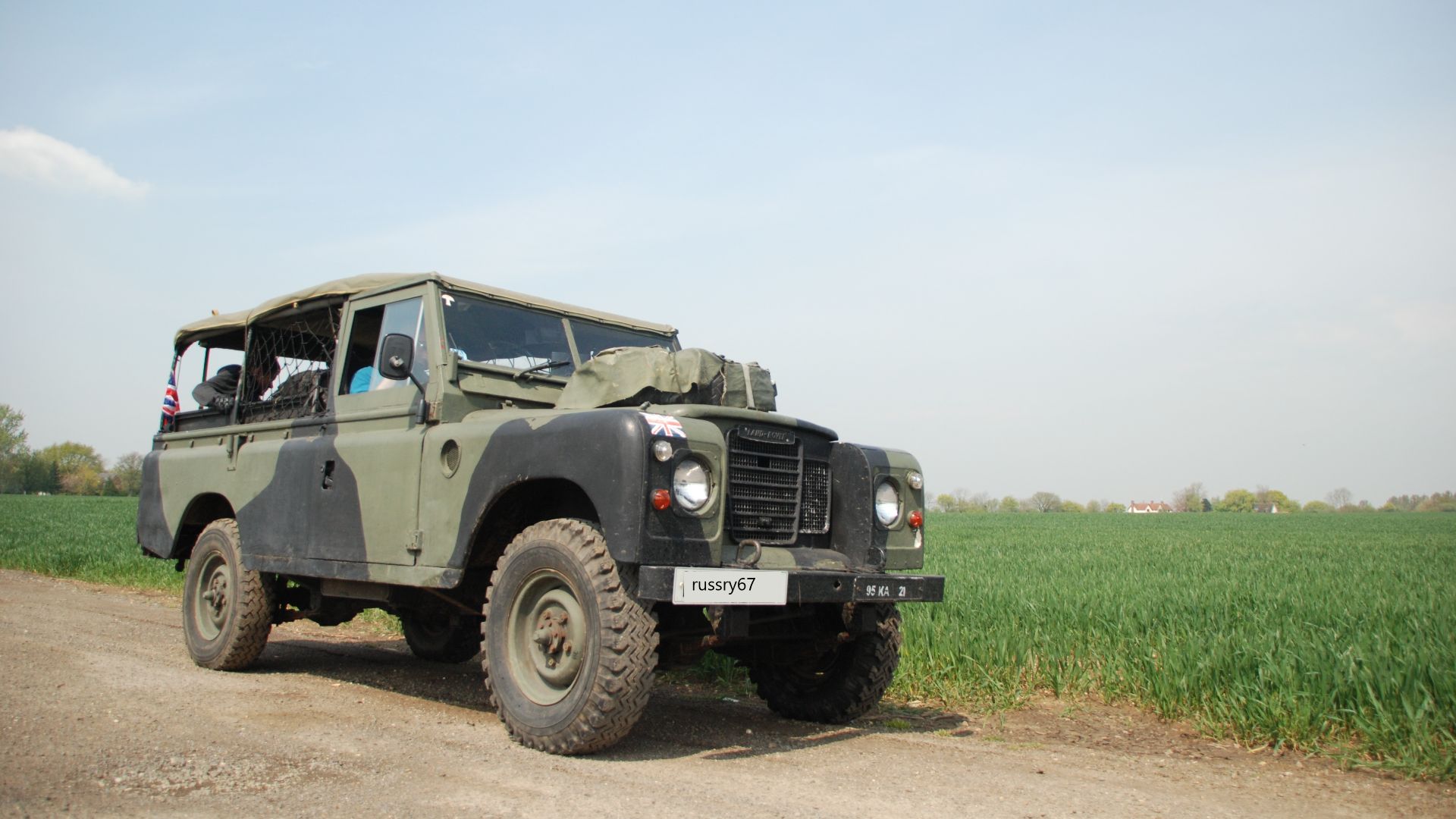 File:My old Falklands land rover 95 ka 21.png
