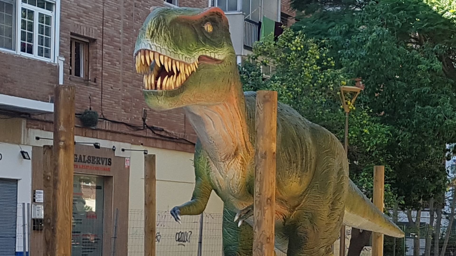 File:Tyrannosaurus en el parque Sauces (20211103 114009).jpg