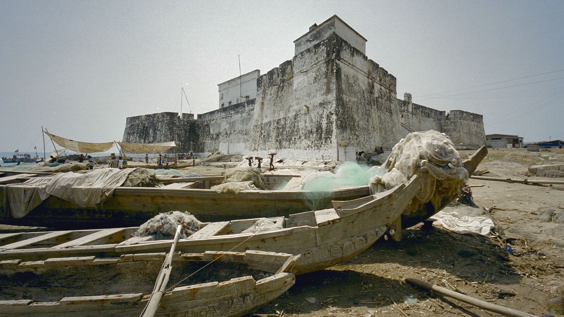 File:Overzicht buitenmuren aan de landzijde en linker zijde - Anomabu - 20375190 - RCE.jpg