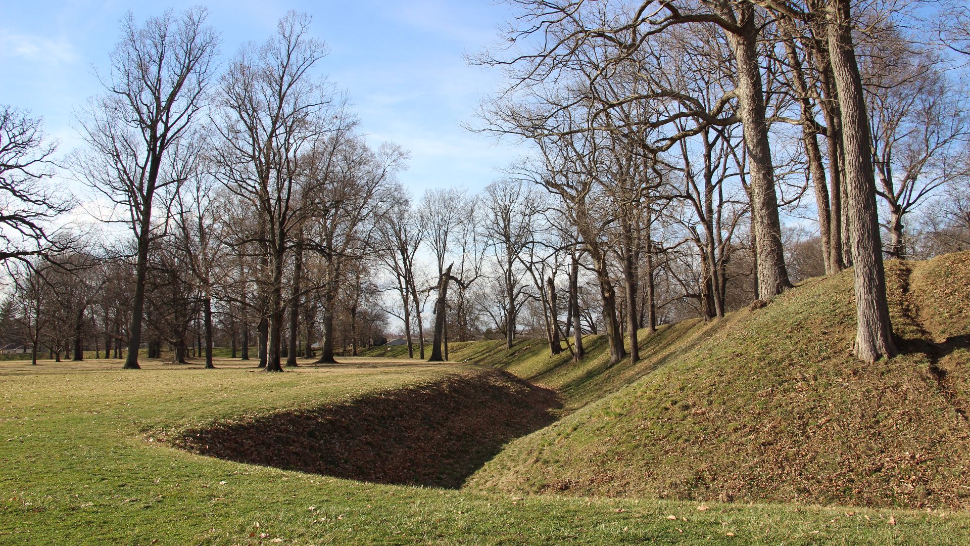 File:Newark Earthworks mound 3.jpg