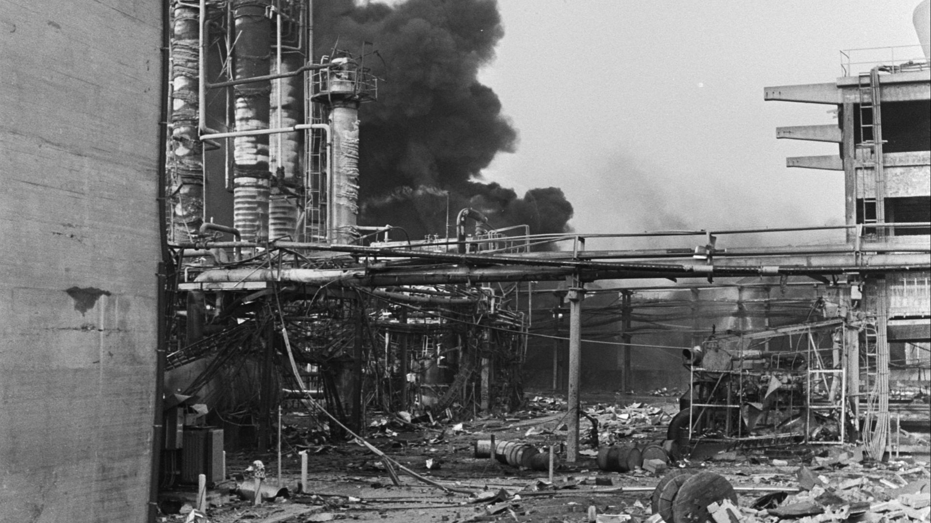 File:Ramp bij DSM in Beek (Limburg), tweede dag ravage na de ...