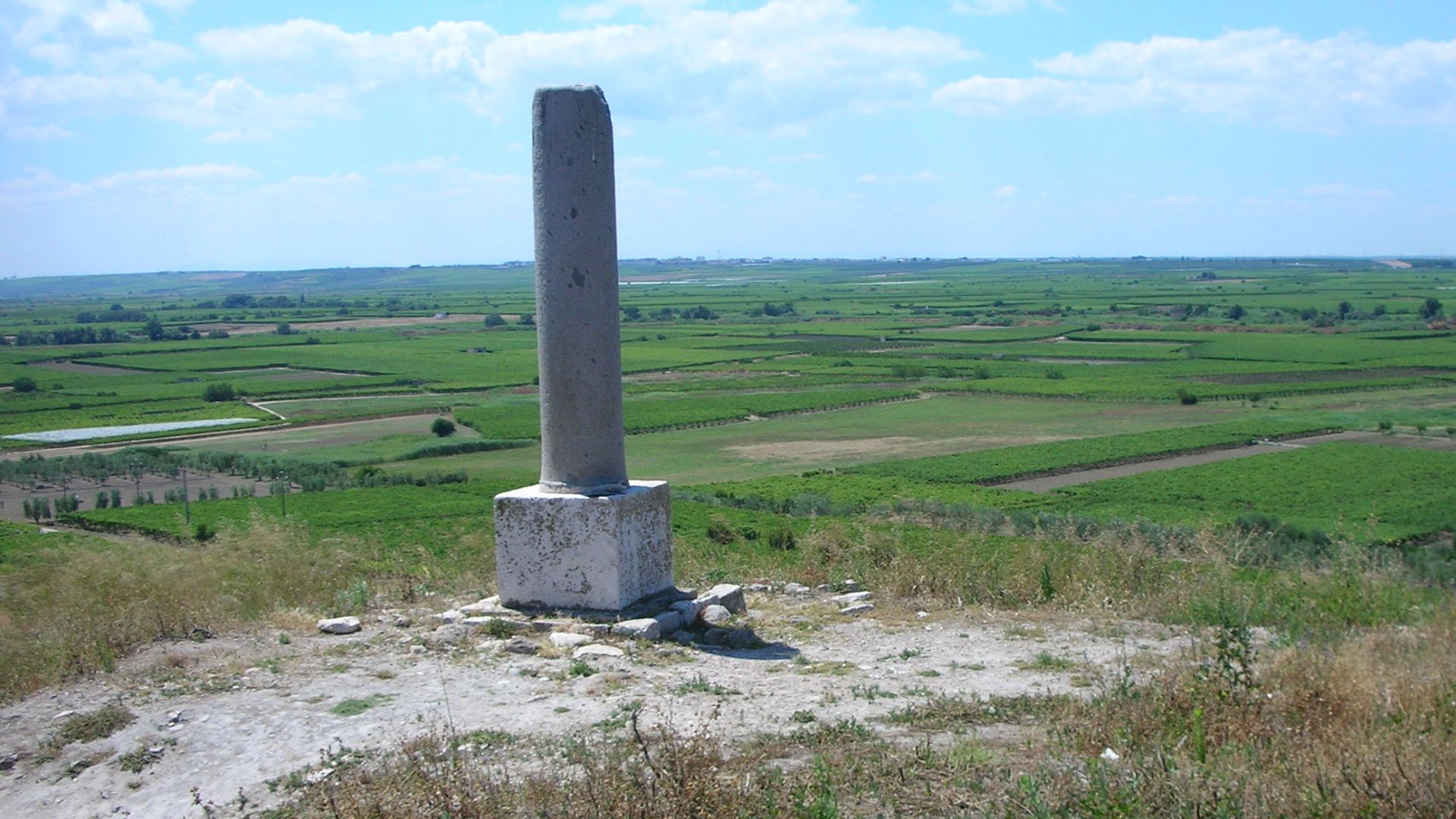 File:Monumento Battaglia di Canne.JPG