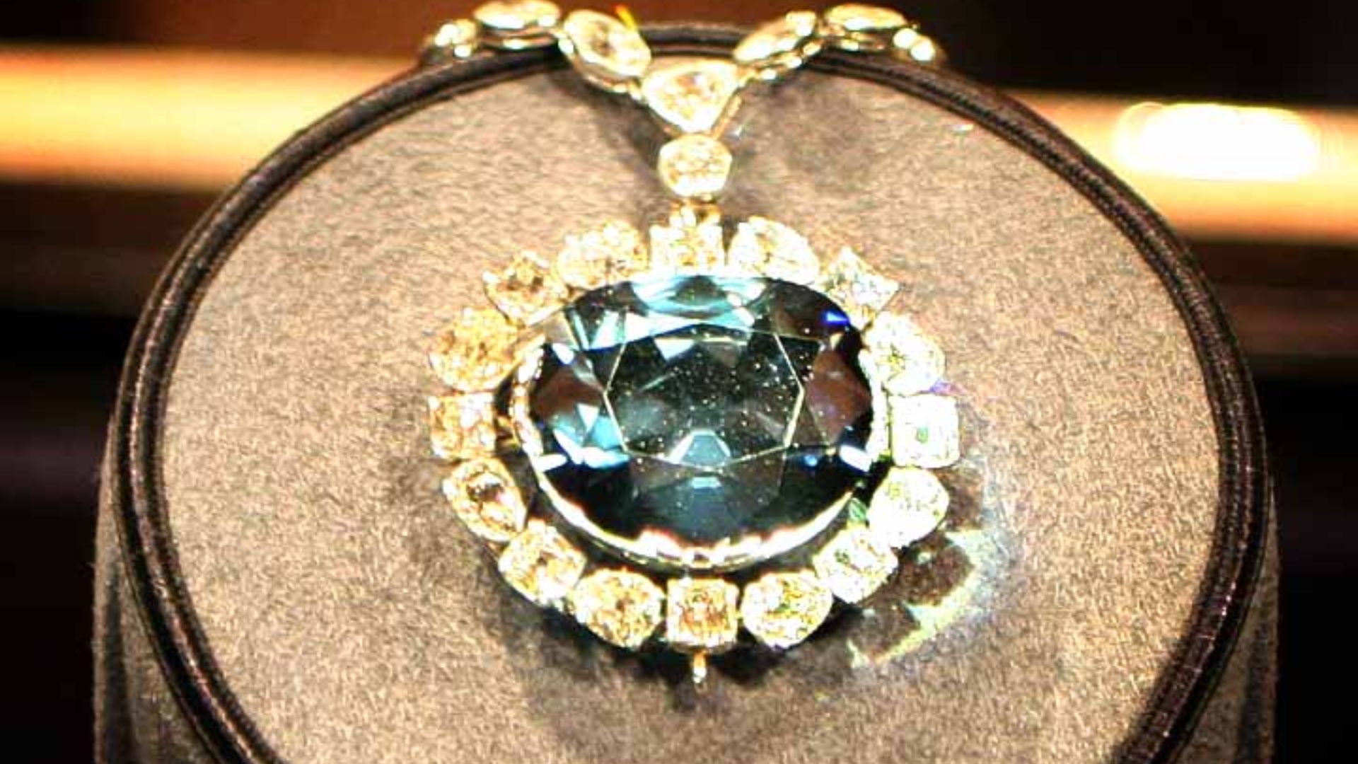 File:Americana The Hope Diamond (152042613).jpg