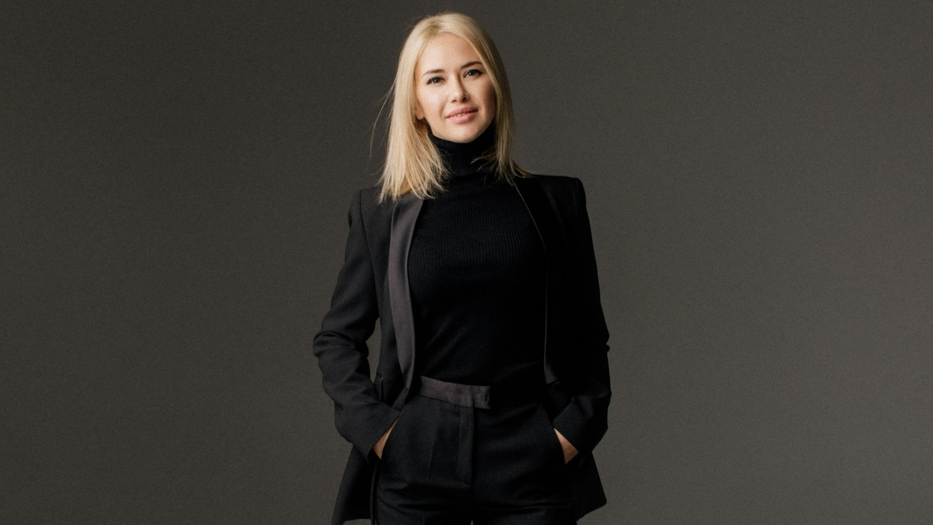 woman in black long sleeve shirt and black pants