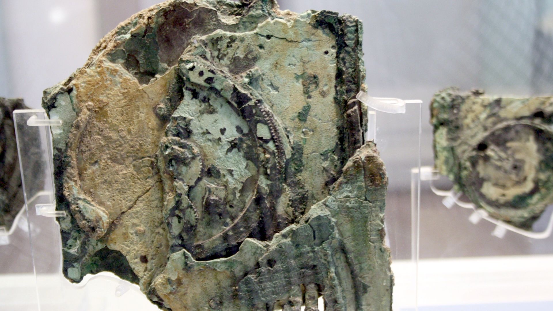 File:0143 - Archaeological Museum, Athens - Antikythera mechanism - Photo by Giovanni Dall'Orto, Nov 11 2009.jpg