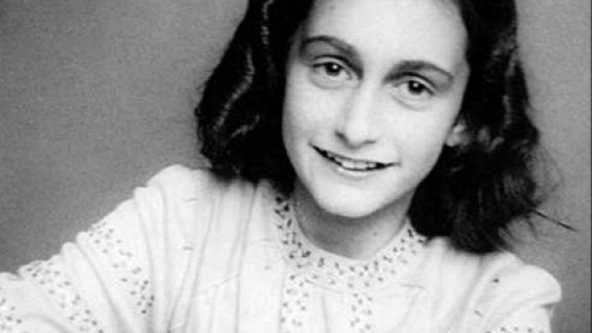 File:Anne Frank lacht naar de schoolfotograaf.jpg