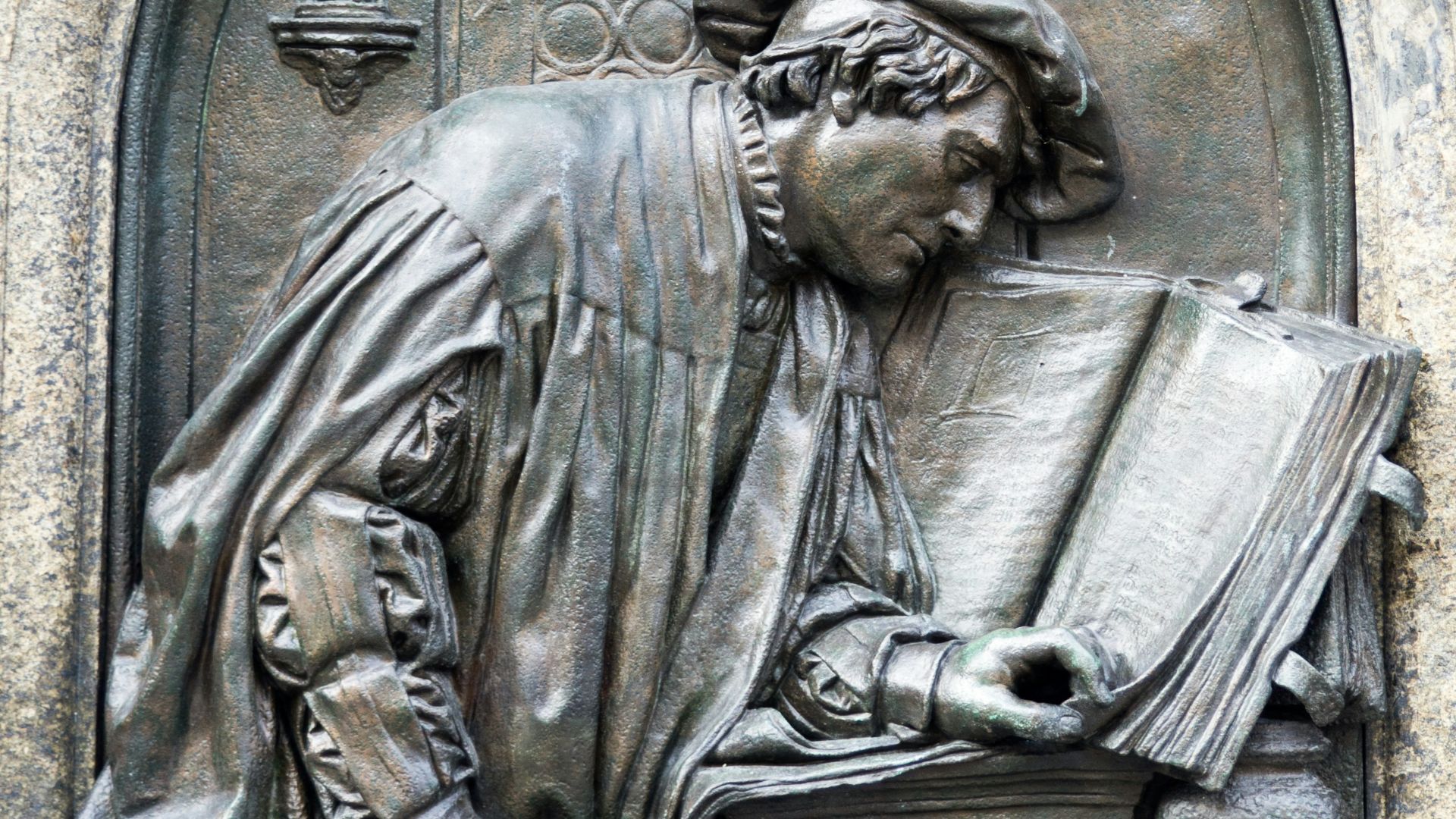 gray concrete statue of man