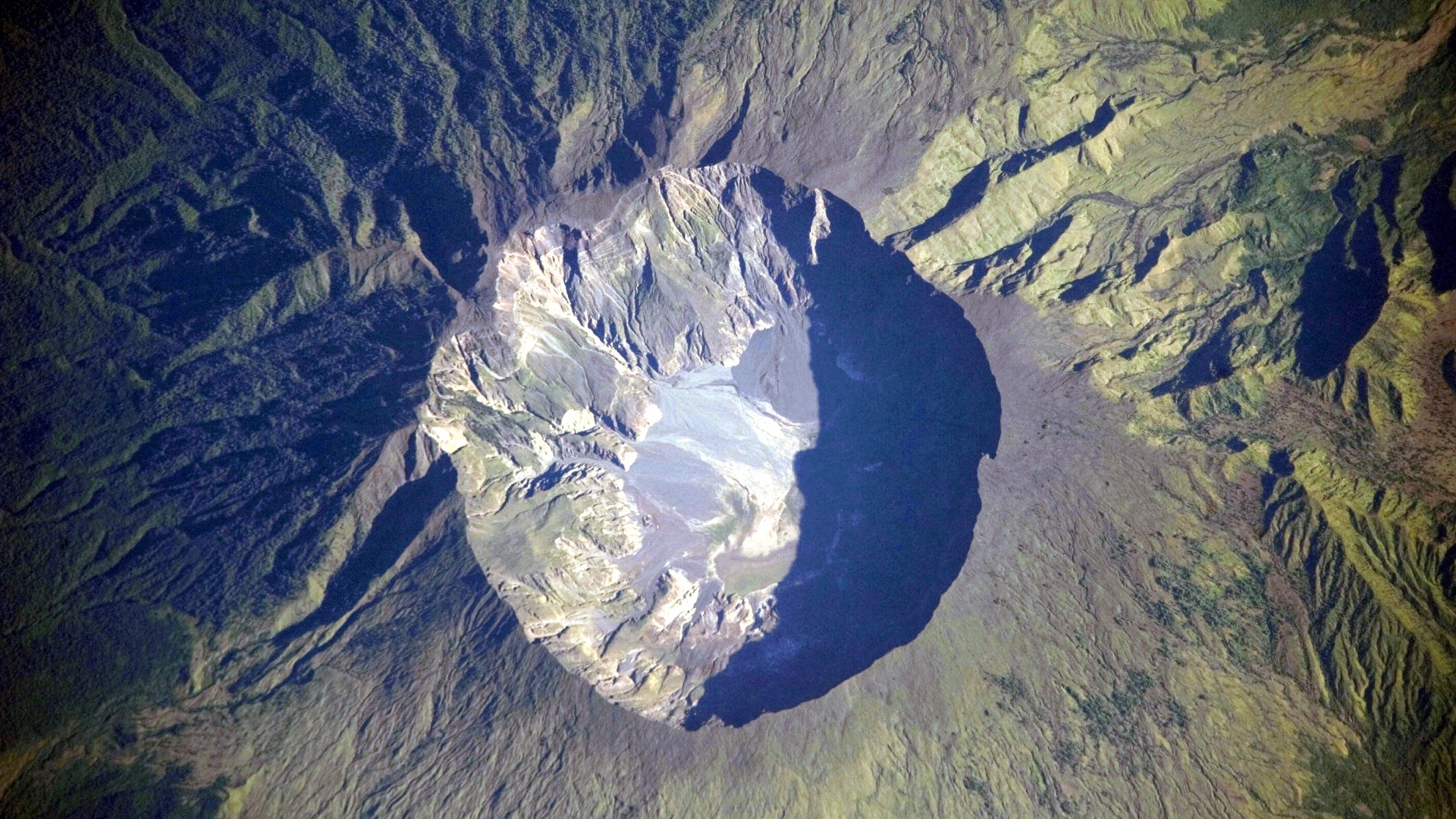 File:Mount Tambora Volcano, Sumbawa Island, Indonesia.jpg