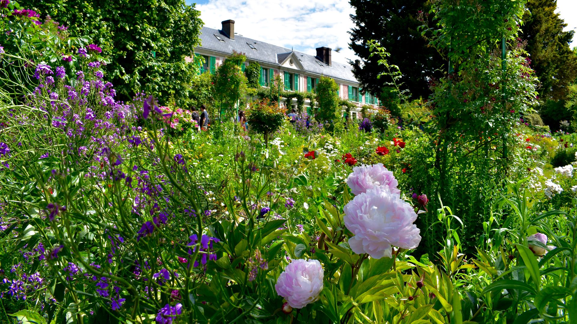 File:Claude Monet's home behind garden, Giverny 2017-05-31.jpg