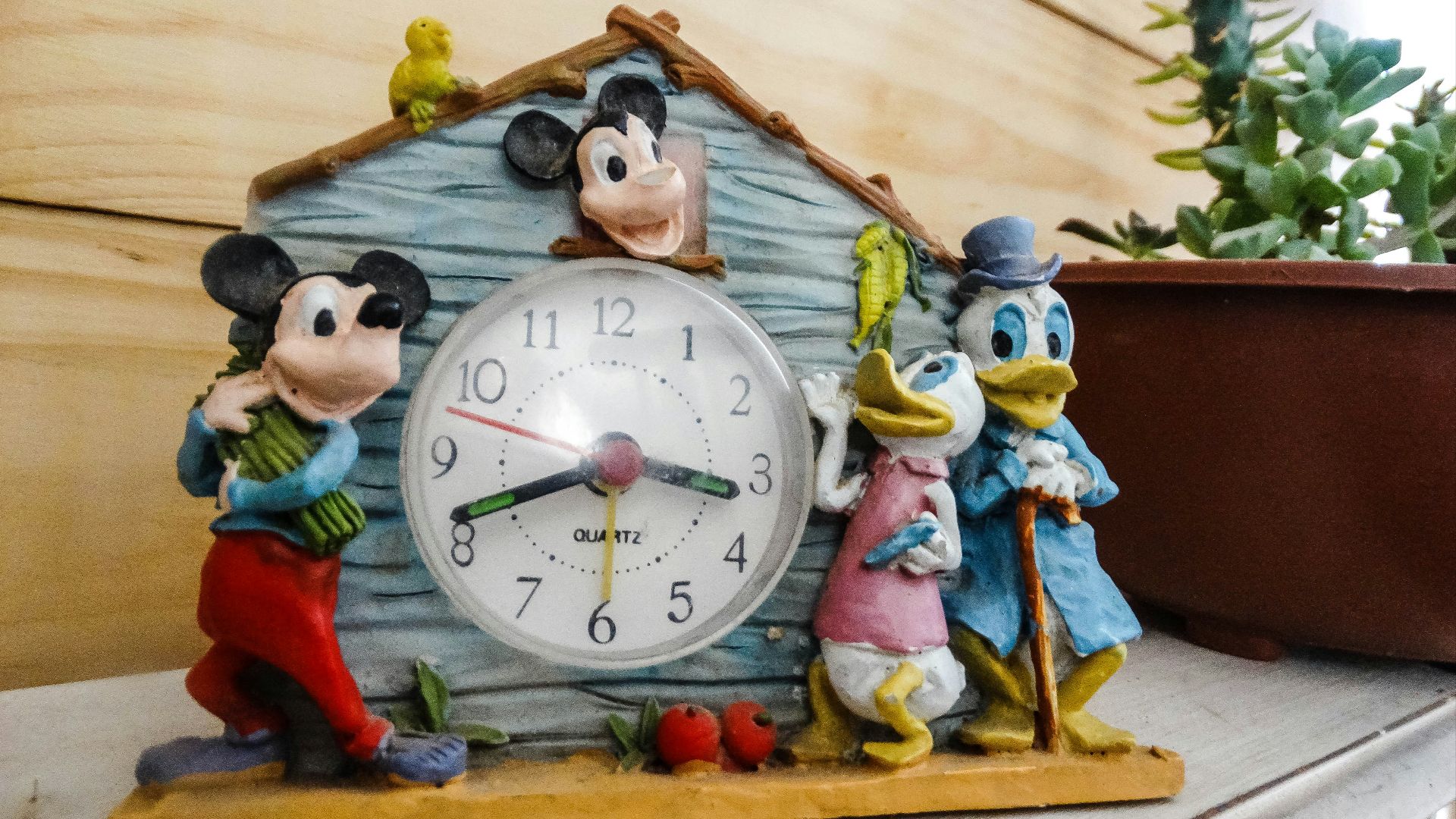 mickey mouse and minnie mouse analog clock at 10 00