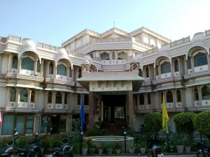 Inde_Rajasthan_Bikaner_Hotel_Raj_Vilas_Palace_Entree_-_panoramio-300x225.jpg