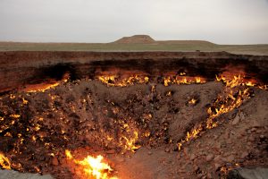 The_Door_to_Hell_in_the_daytime_-_Turkmenistan_Darvaza_-_panoramio-300x200.jpg