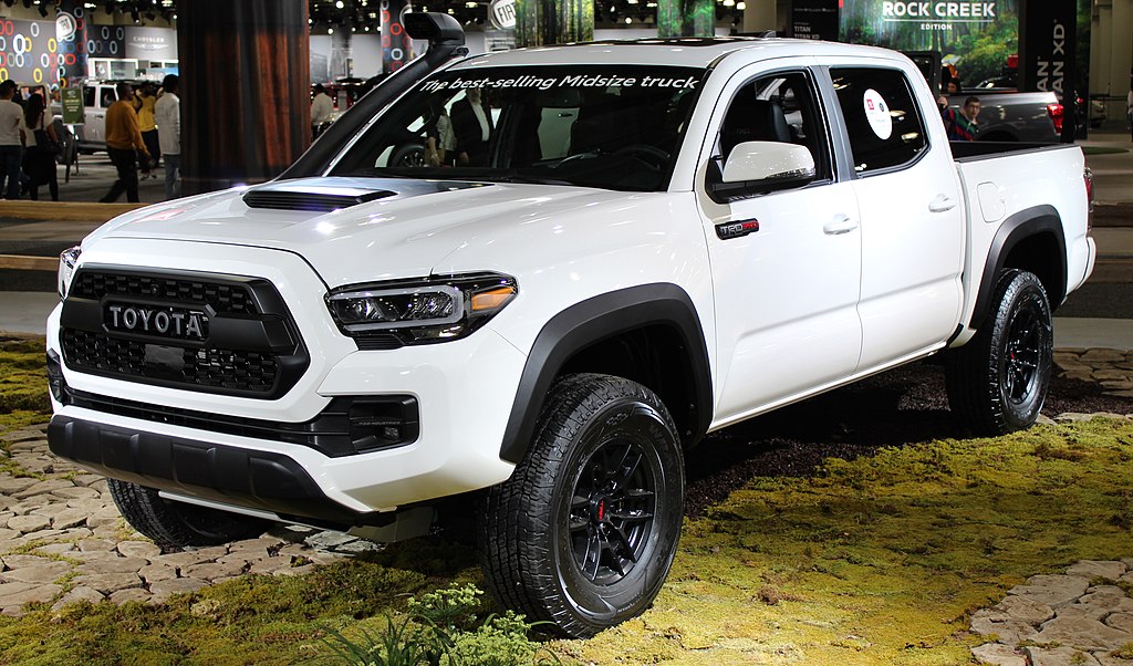 2020_Toyota_Tacoma_TRD_Pro_front_NYIAS_2019.jpg