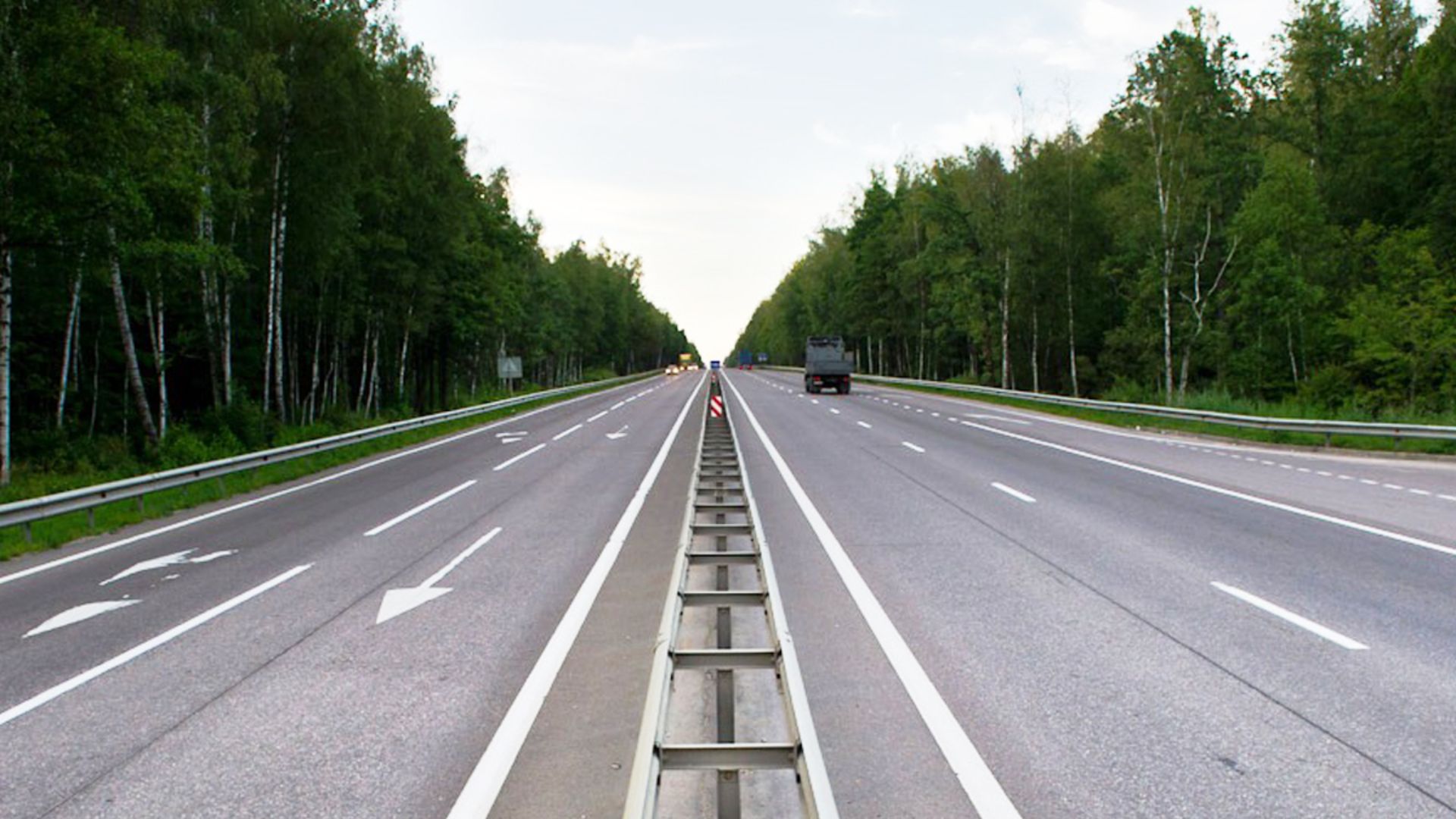 File:M3 highway viewed from the central traffic barrier.jpg