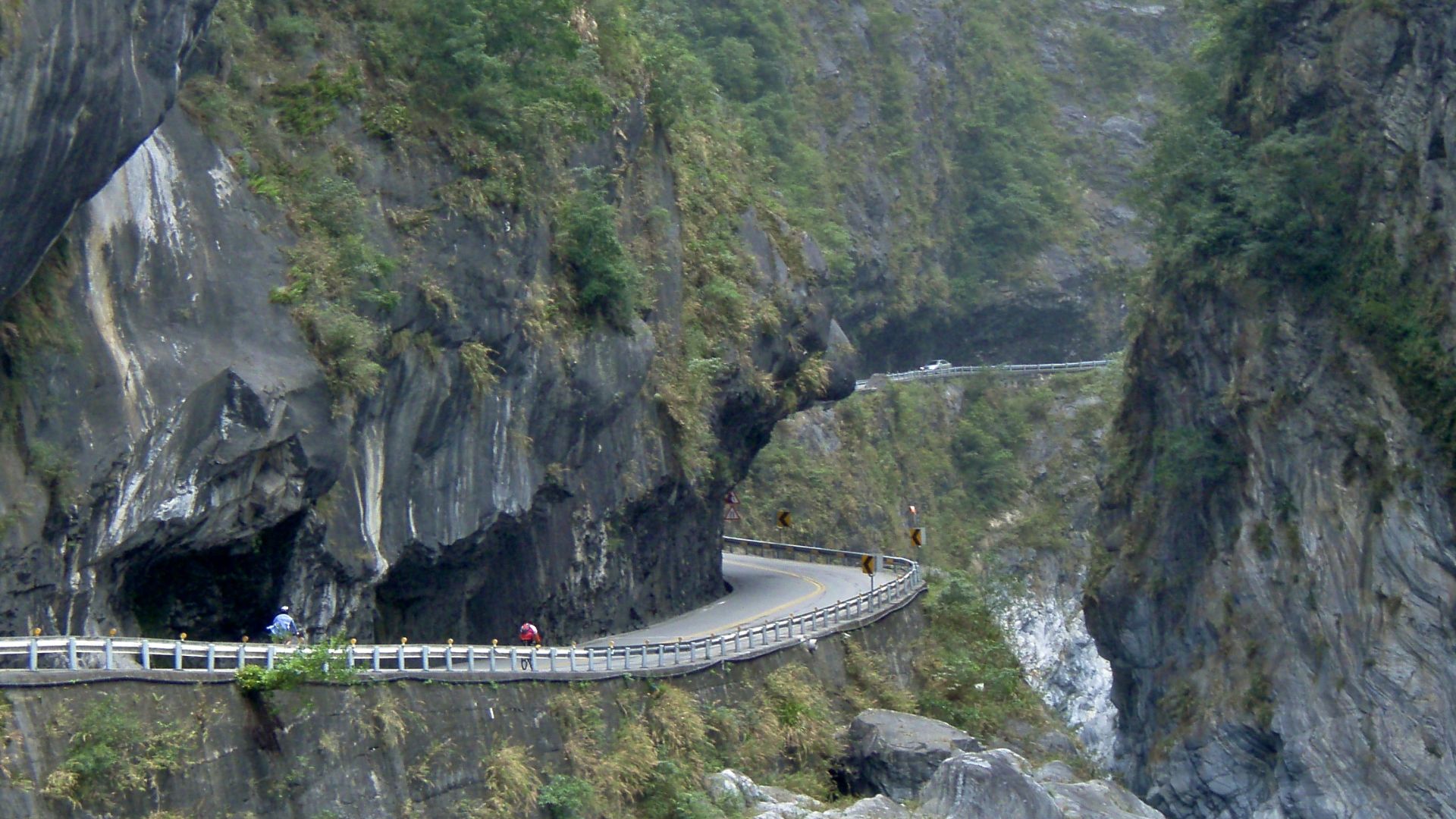 File:Taiwan 2009 HuaLien Taroko Gorge Biking PB160057.jpg