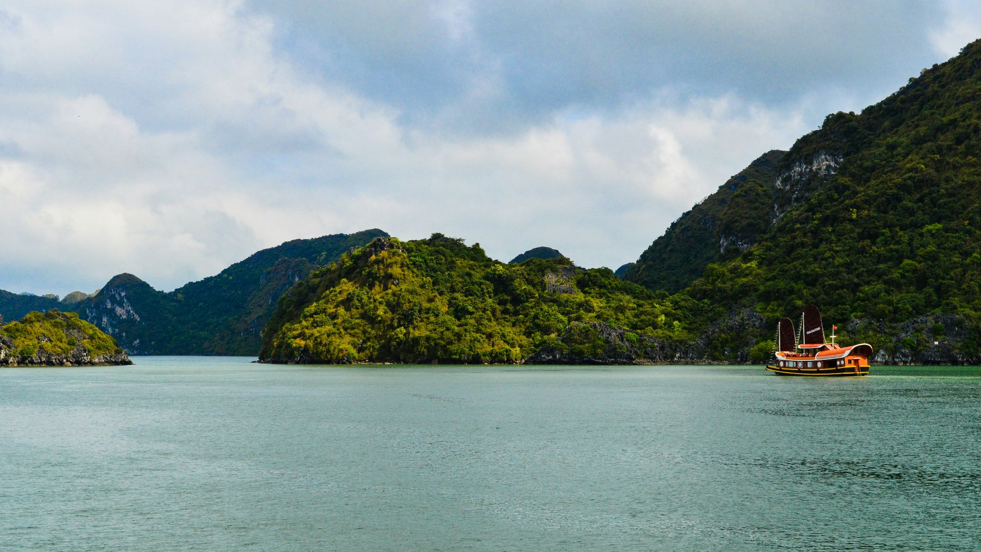 floating restaurant near islands