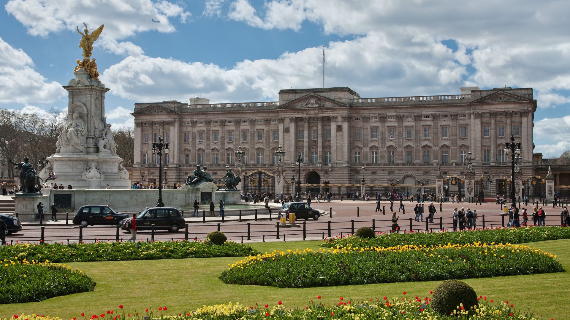 File:Buckingham Palace, London - April 2009.jpg