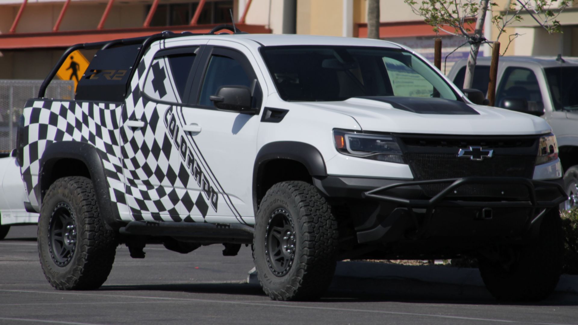 File:White Checkered 2017-20 Chevrolet Colorado ZR2 in Las Vegas.jpg
