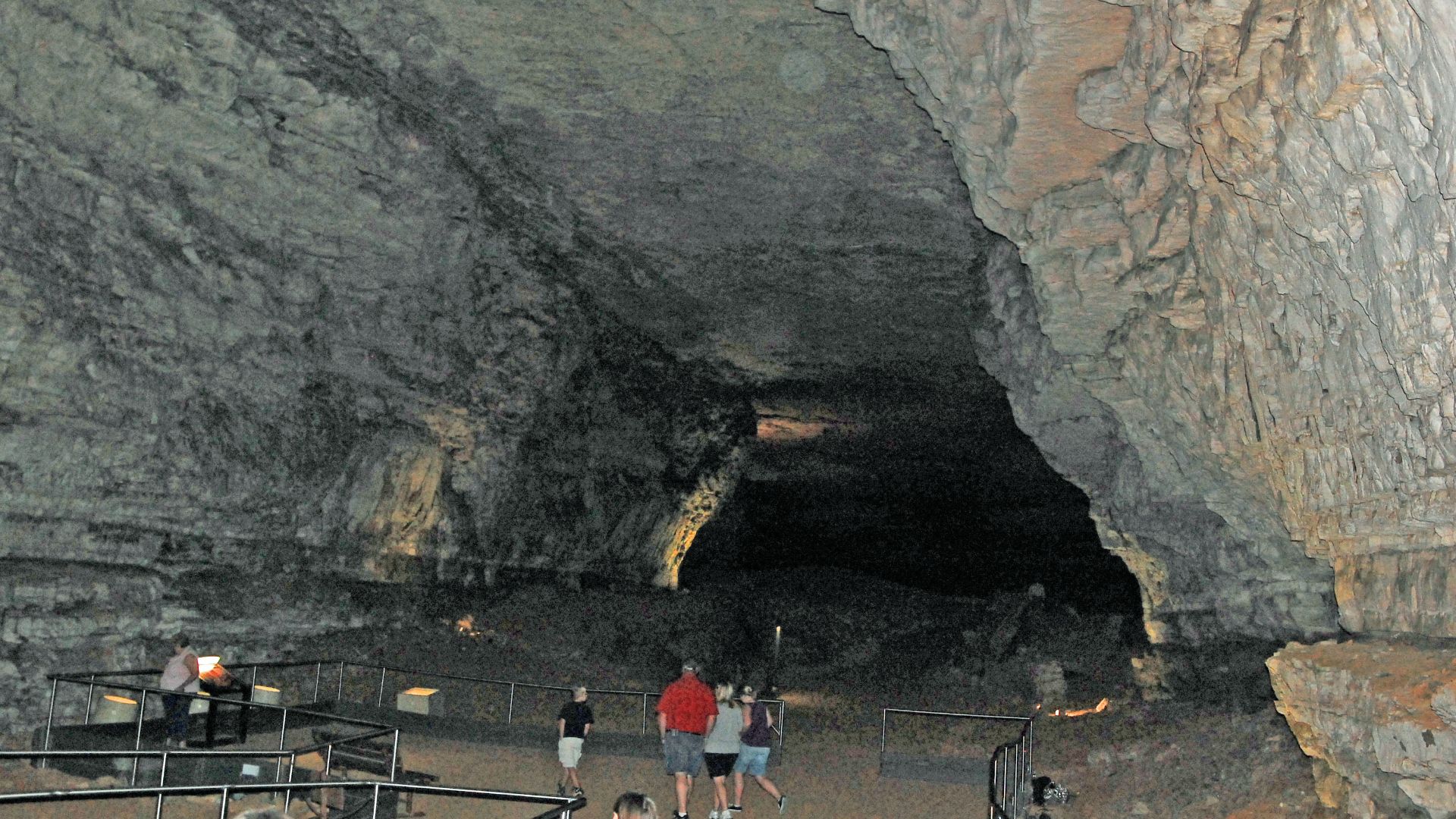 File:Mammoth cave, Kentucky, US, tourists inside.jpg