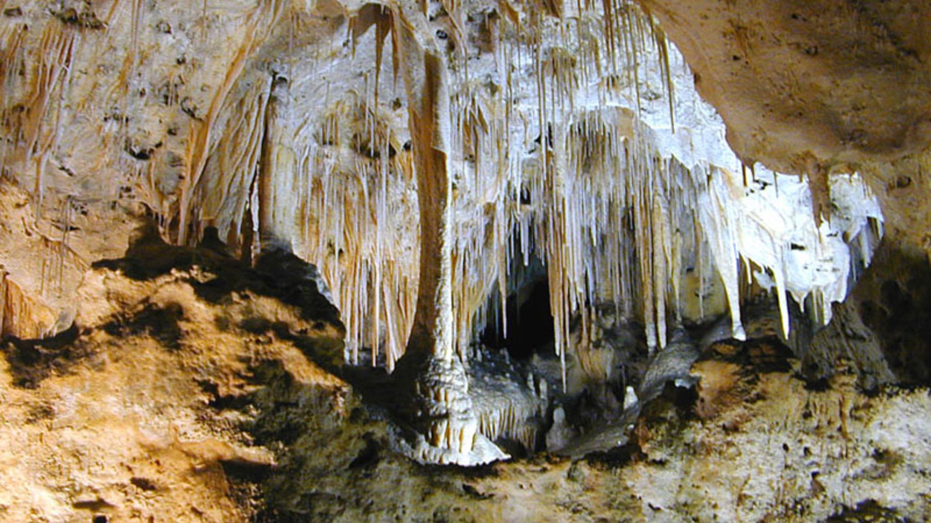 File:Carlsbad Interior Formations.jpg